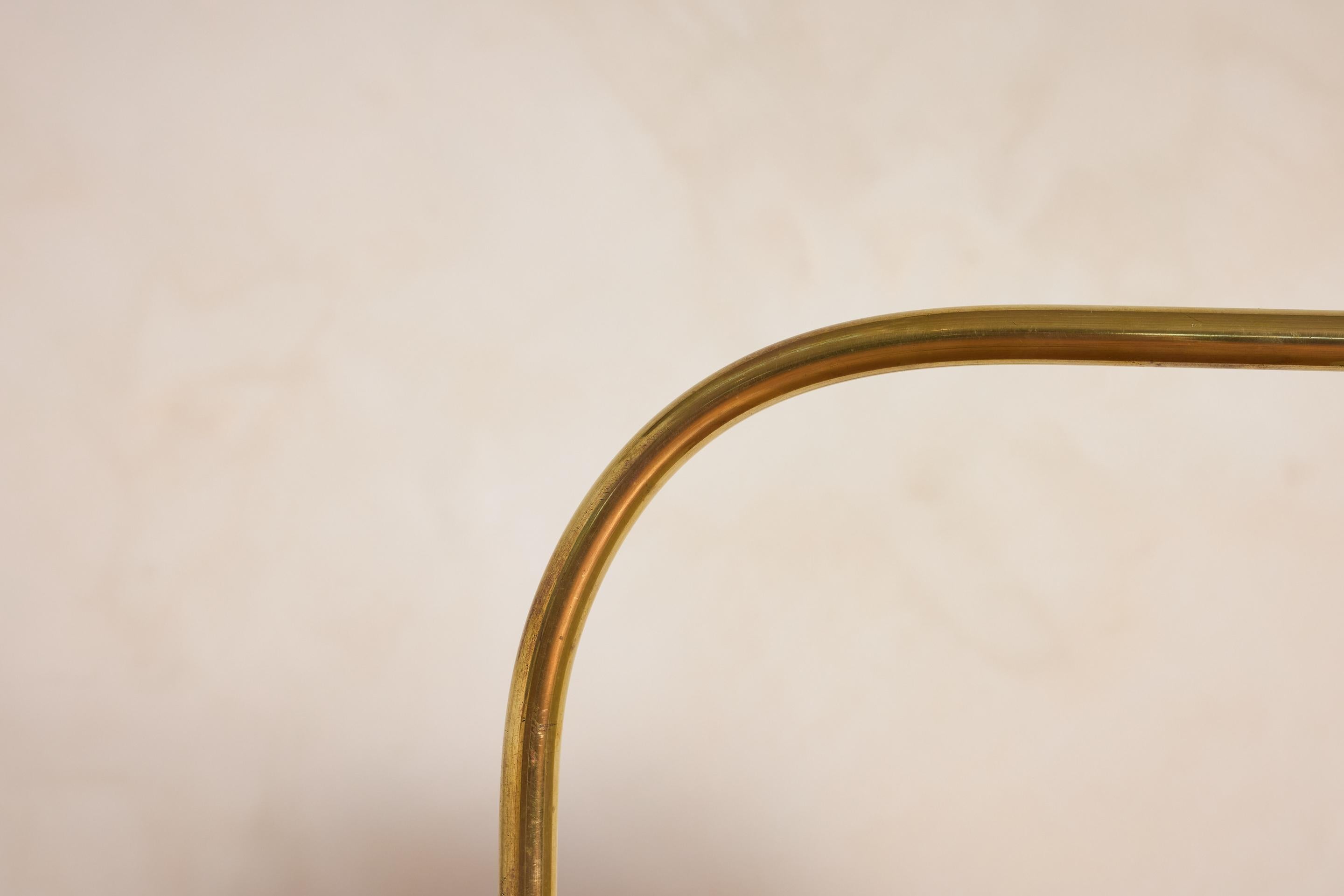 Laiton Lampadaire rouge de style Jacques Adnet en vente