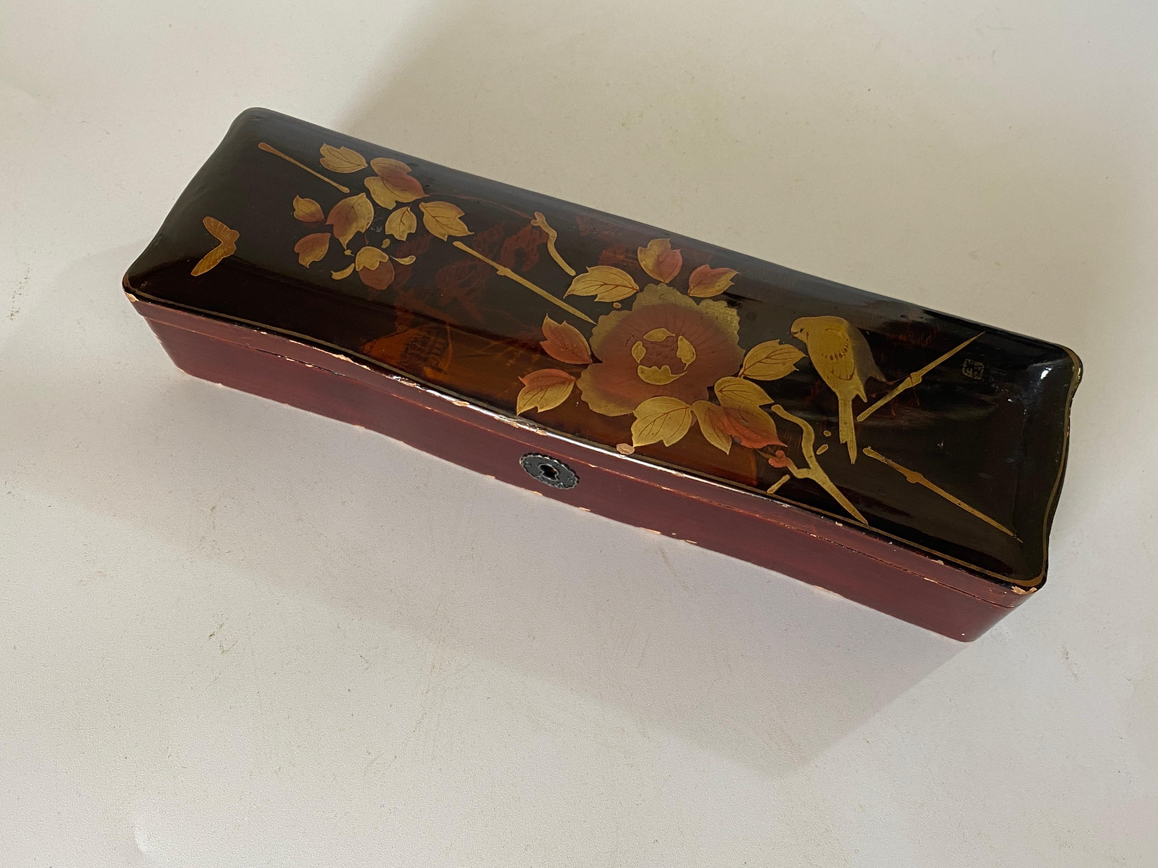 Red Japanese Lacquered Box Meiji Decorative Box, circa 1880 In Fair Condition For Sale In Auribeau sur Siagne, FR