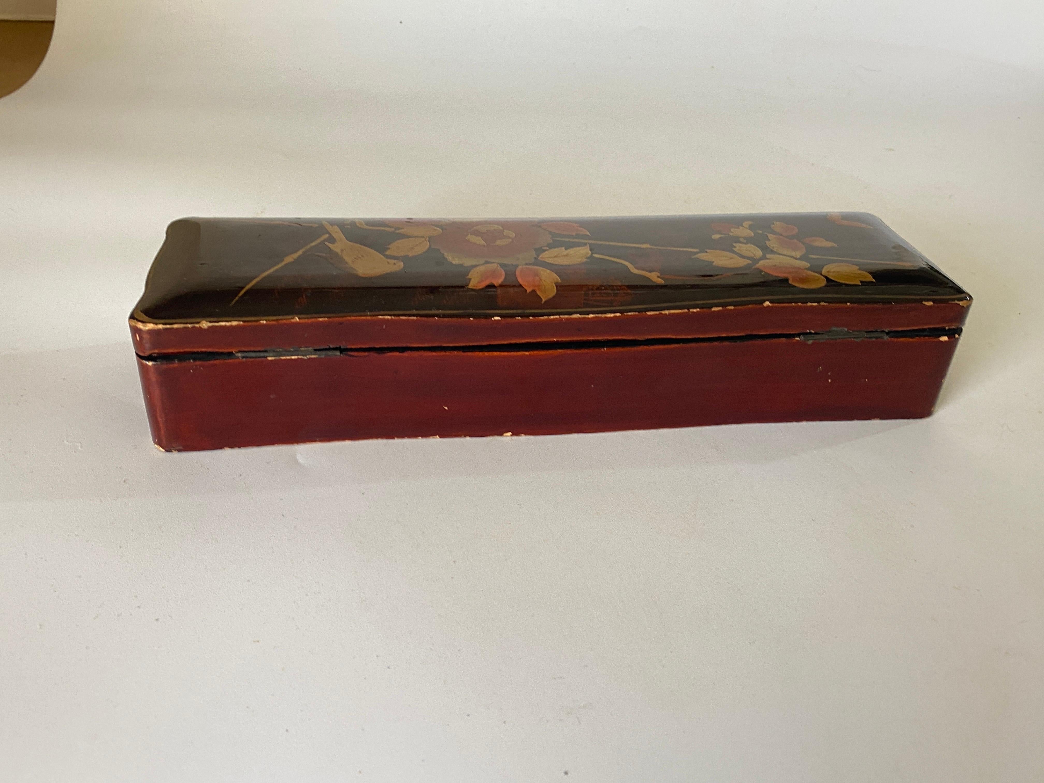 Red Japanese Lacquered Box Meiji Decorative Box, circa 1880 For Sale 3