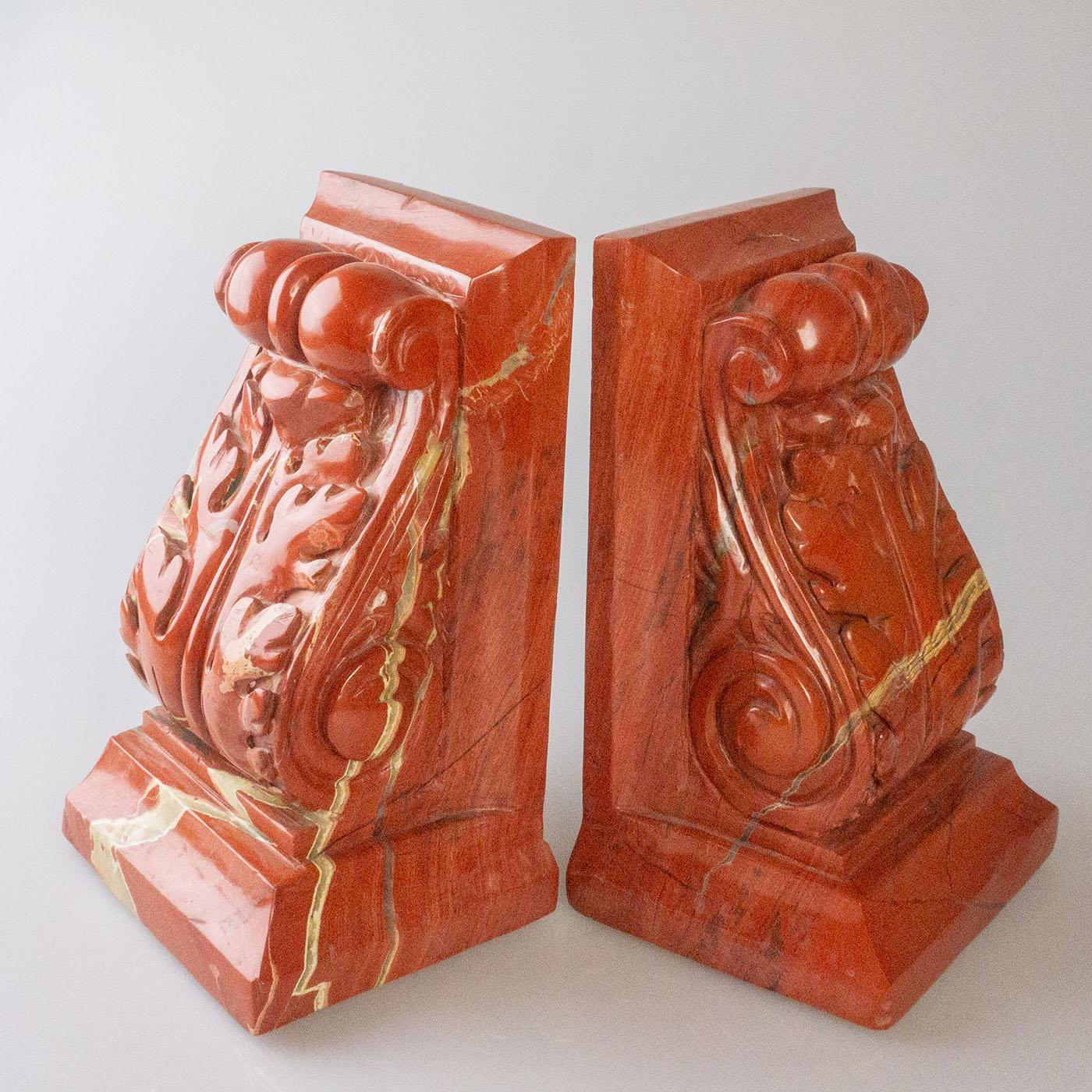 Ein Paar Buchstützen aus massivem rotem Jaspis, in Form eines Kapitells mit Akanthusblättern.