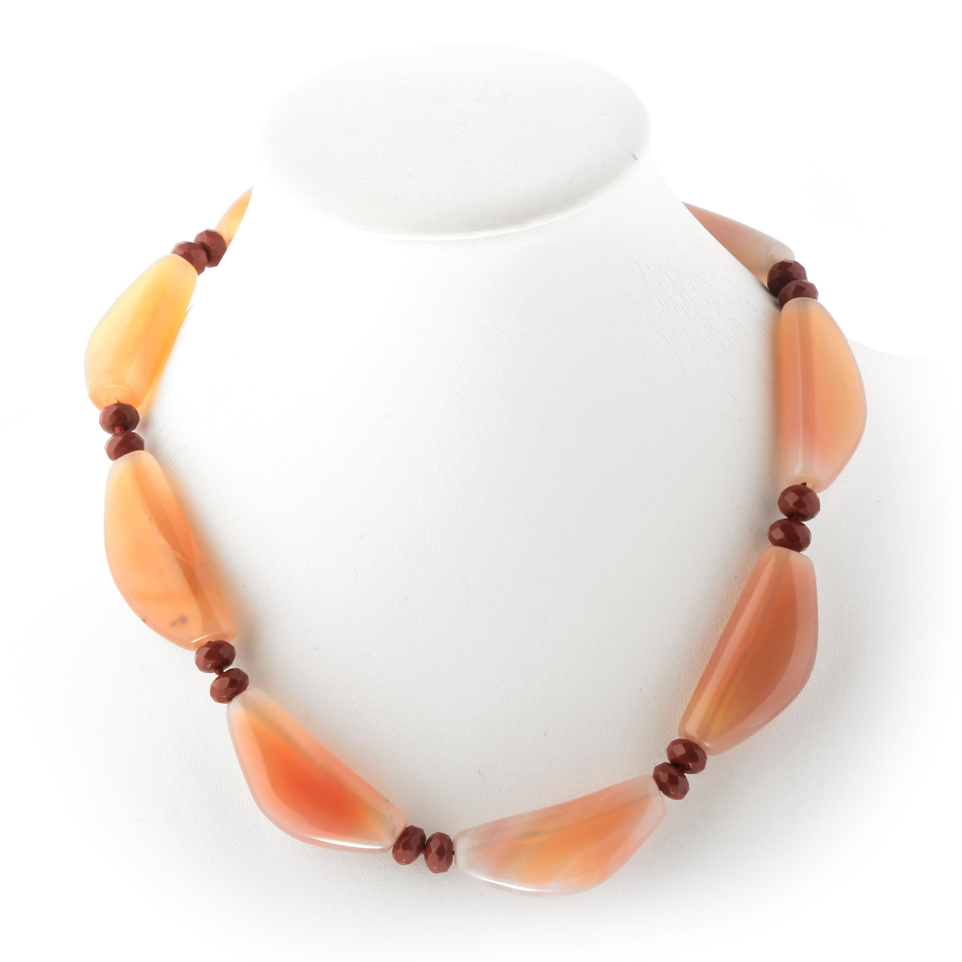 Gioielli con pietre dure, incastonate in un design unico e meraviglioso per una collana leggera e adatta a tutti i giorni.
 L'accessorio perfetto per i tuoi outfit autunnali.

- Chiusura a moschettone in argento dorato
- Diaspro rosso
- Calcedonio
-