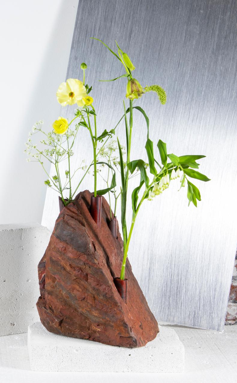 Red Jasper Flower Vessel by Studio DO
Dimensions: D 22 x W 16.5 x H 30 cm
Materials: Red Jasper, steel.
26 kg.

Flowers are intrinsically connected with composition and earth.
Influenced by varied vessels from past to present such as the dutch tulip