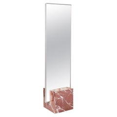 Miroir sur pied coexistant en marbre jaspe rouge et nickel de Slash Objects