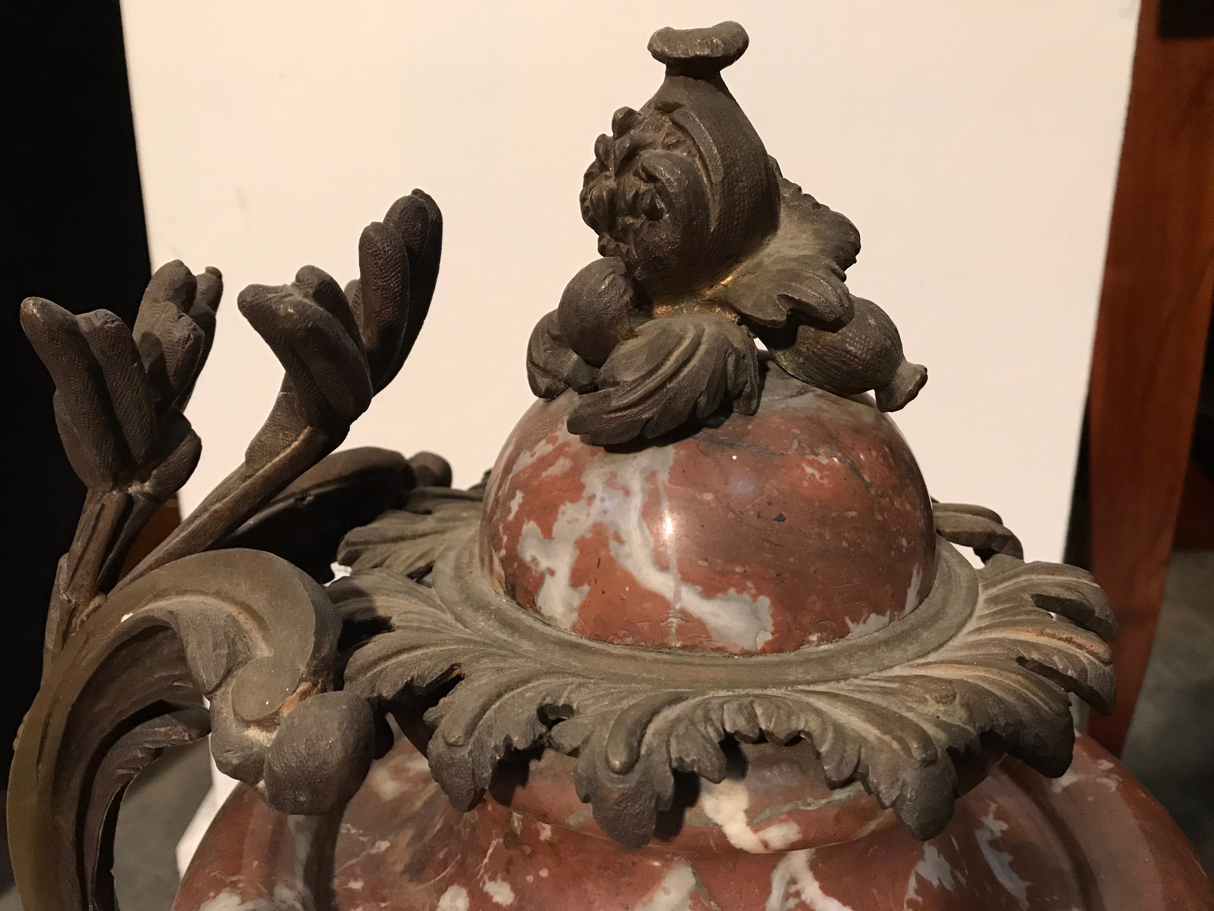 Urne aus rotem Jaspismarmor mit Bronzegriff im Angebot 2