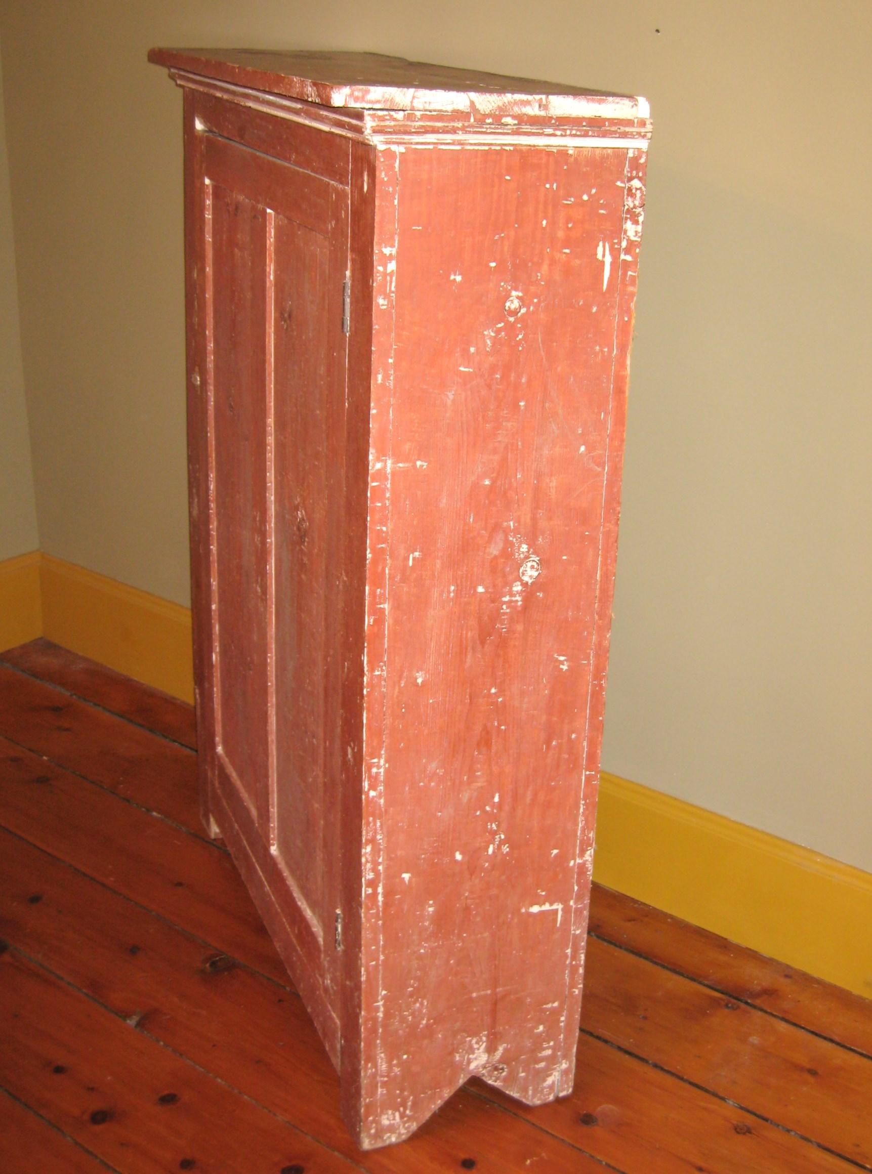 Eintüriger, primitiver Kiefernholzschrank, Bauernhaus-Chic in Rot, Jelly Cupboard (Mittleres 19. Jahrhundert) im Angebot