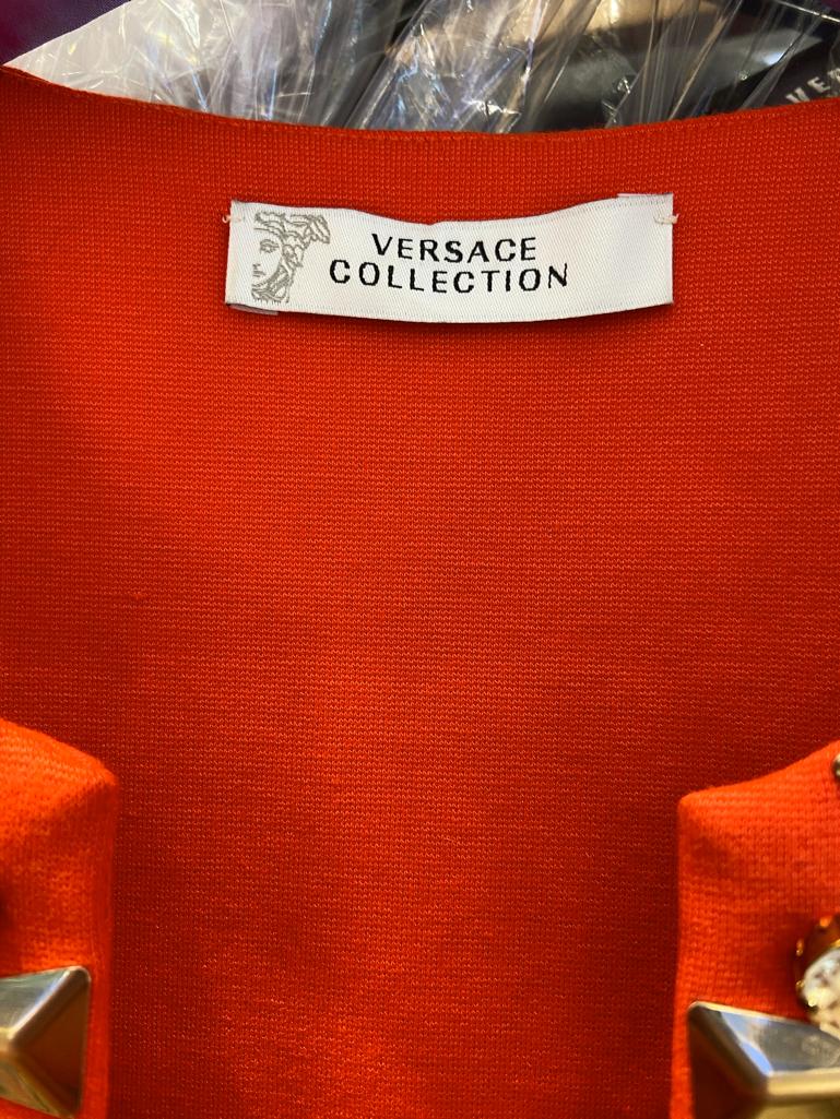 Rotes Jersey-Cocktailkleid mit Strass und Metallplakette aus der Versace-Kollektion  im Angebot 2