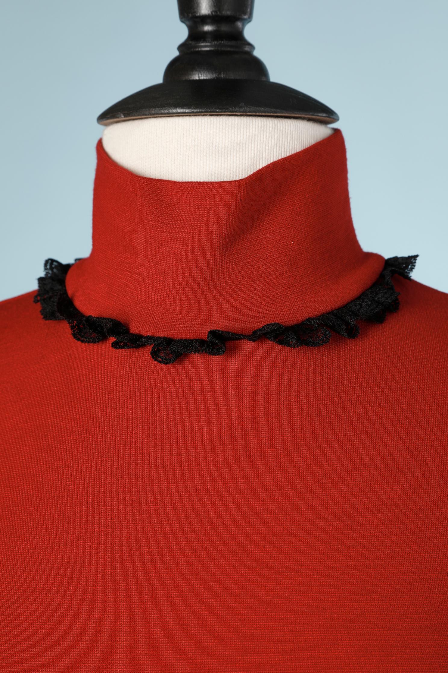 Red jersey top with black lace ruffles edge. No fabric composition tag but probably polyester. Invisible zip on the middle back. Shoulder-pad
SIZE 36 (Fr) S 