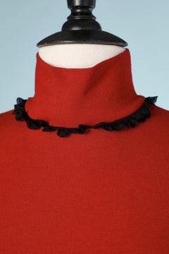 Rotes Jersey-Top mit schwarzer Spitzen-Rüschenkante von Chantal Thomass