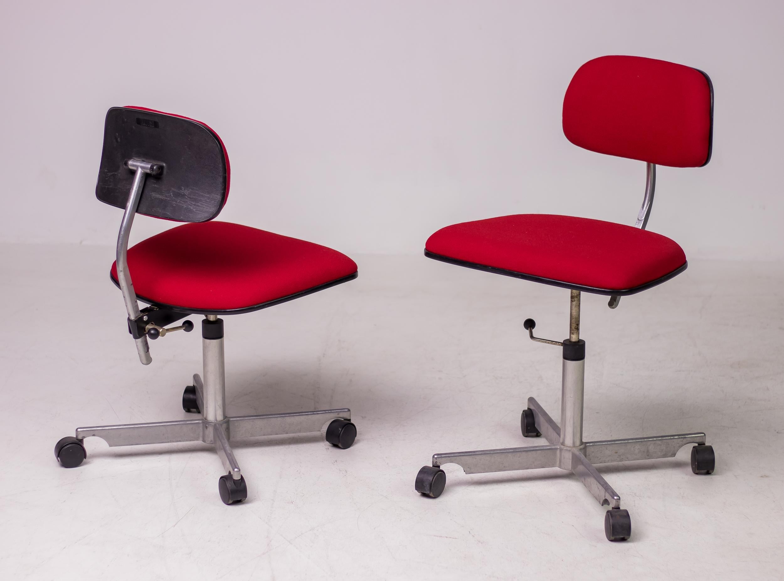 La silla de trabajo Kevi, un icono del diseño, ofrece altura regulable, respaldo de ángulo regulable y altura de asiento regulable. Sorprendentemente cómoda, la silla Kevi es una de las favoritas de arquitectos y diseñadores por su diseño robusto,