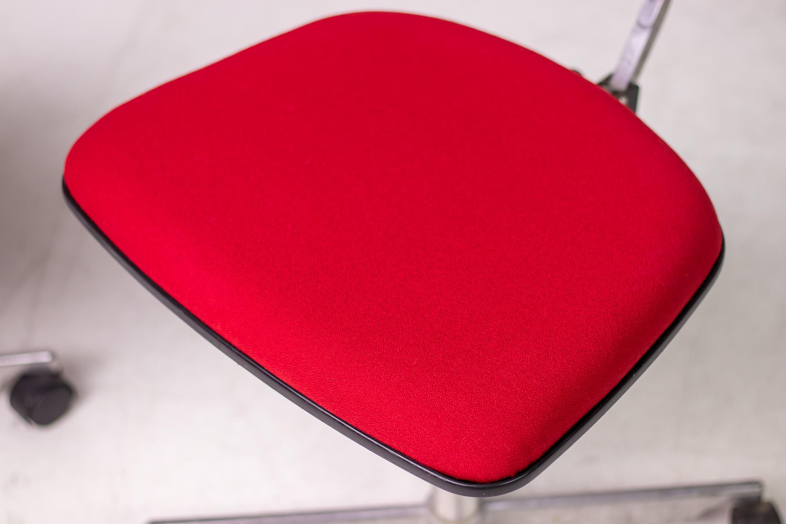 Der Kevi-Arbeitsstuhl ist eine Design-Ikone und bietet eine verstellbare Höhe, einen verstellbaren Rückenwinkel und eine verstellbare Sitzhöhe. Der überraschend bequeme Stuhl Kevi ist bei Architekten und Designern wegen seiner robusten Konstruktion,