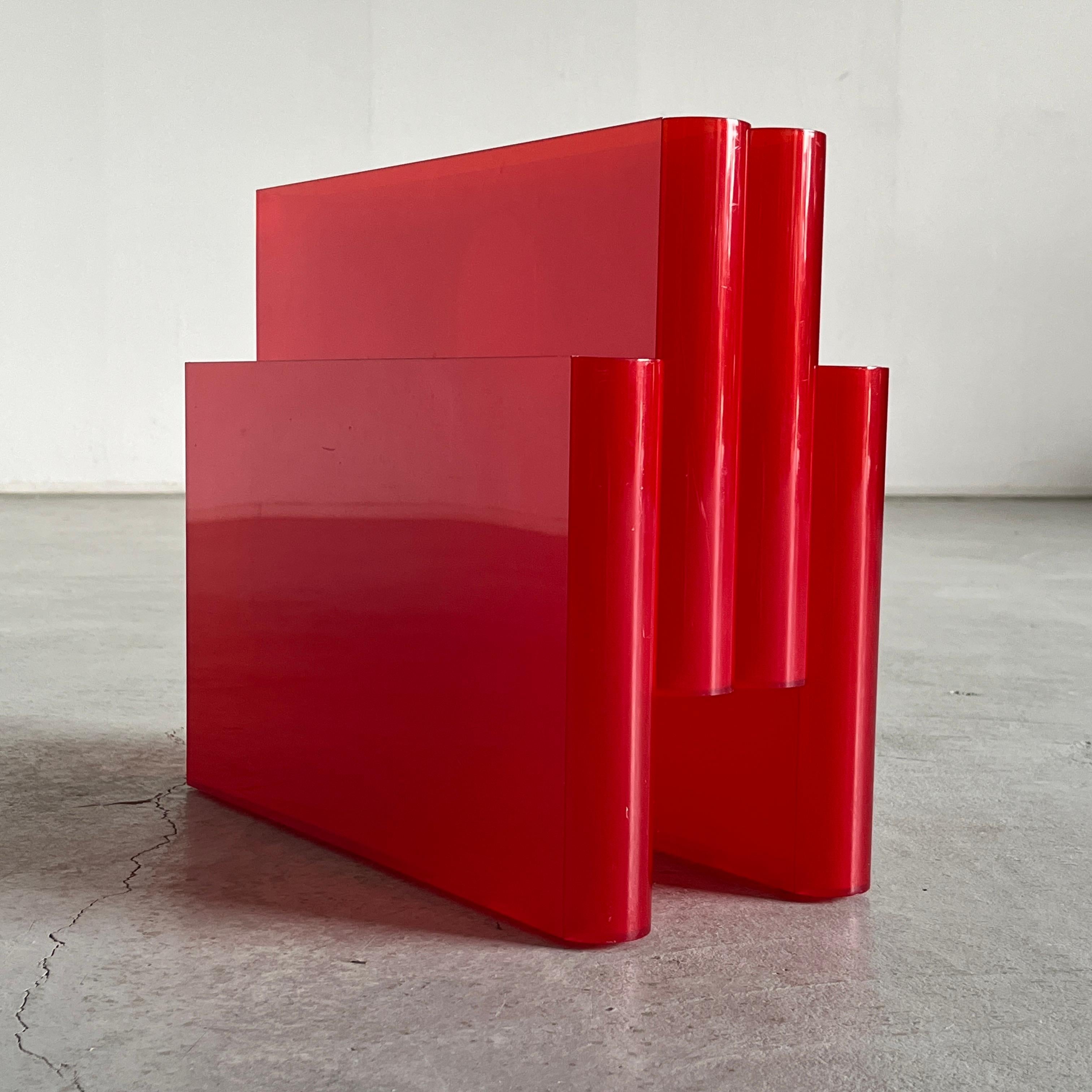 Italian Red Kartell Mod. 4676 Vintage Space Age Magazine Rack by Giotto Stoppino, 1970s For Sale