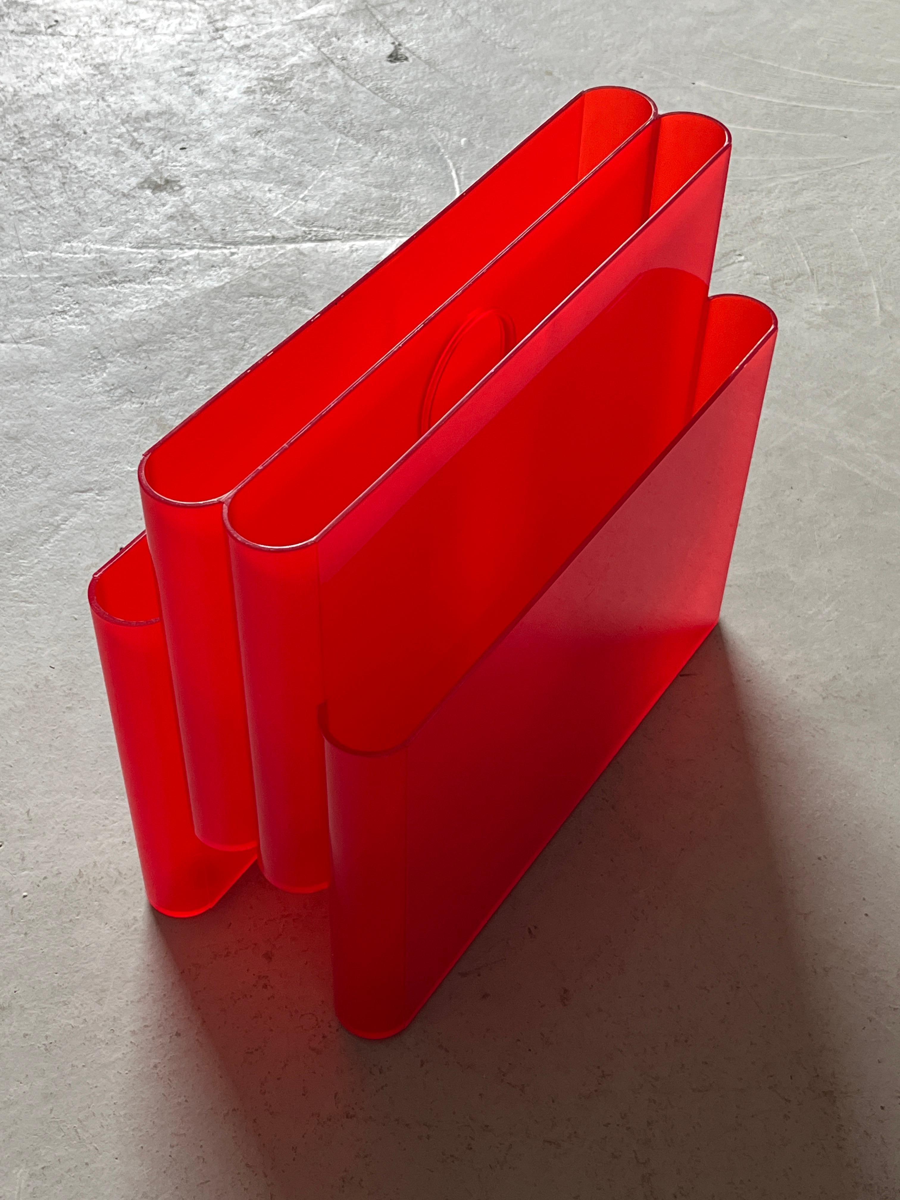 Red Kartell Mod. 4676 Vintage Space Age Magazine Rack by Giotto Stoppino, 1970s In Good Condition For Sale In Zagreb, HR