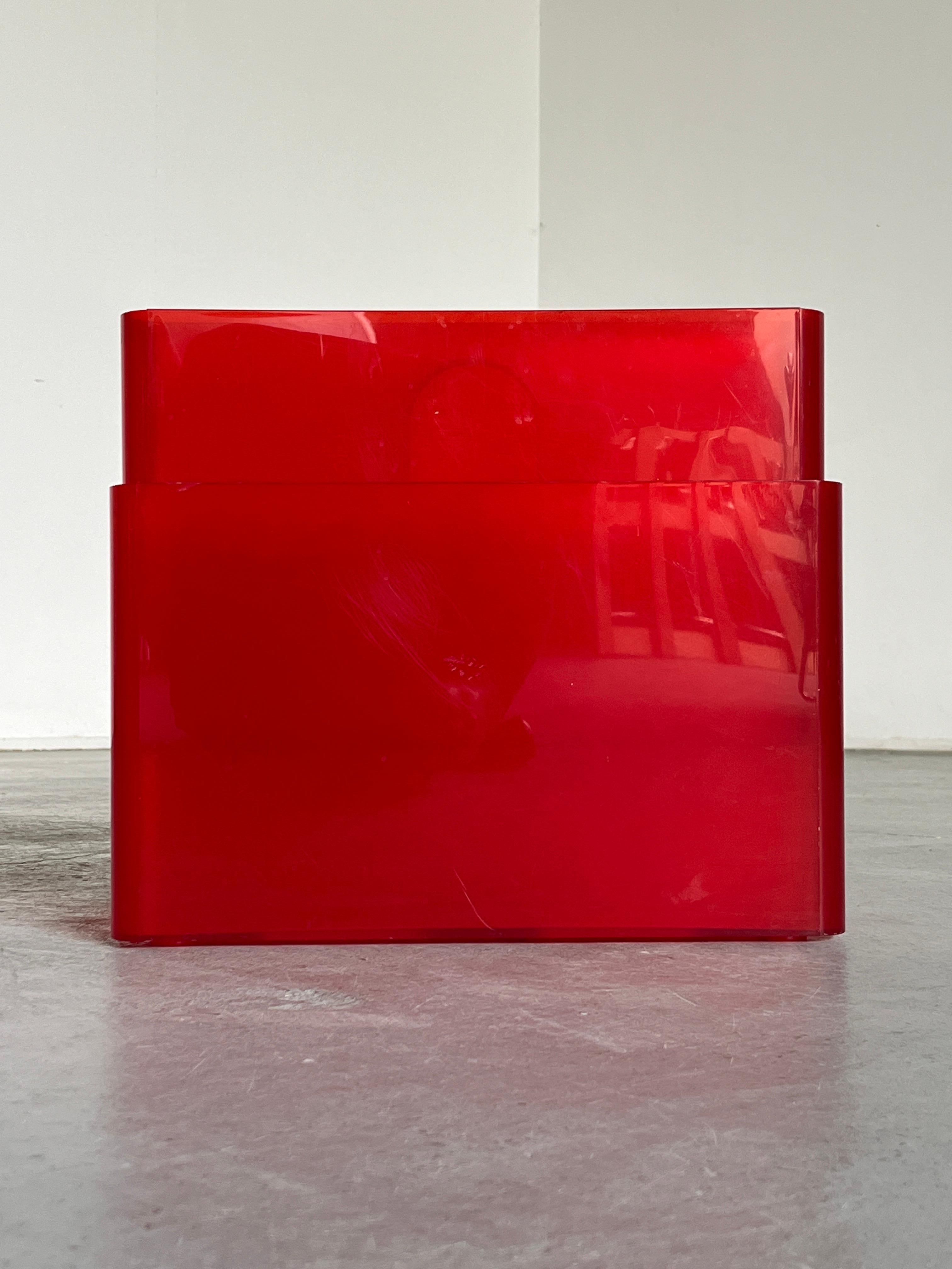 Plastic Red Kartell Mod. 4676 Vintage Space Age Magazine Rack by Giotto Stoppino, 1970s For Sale
