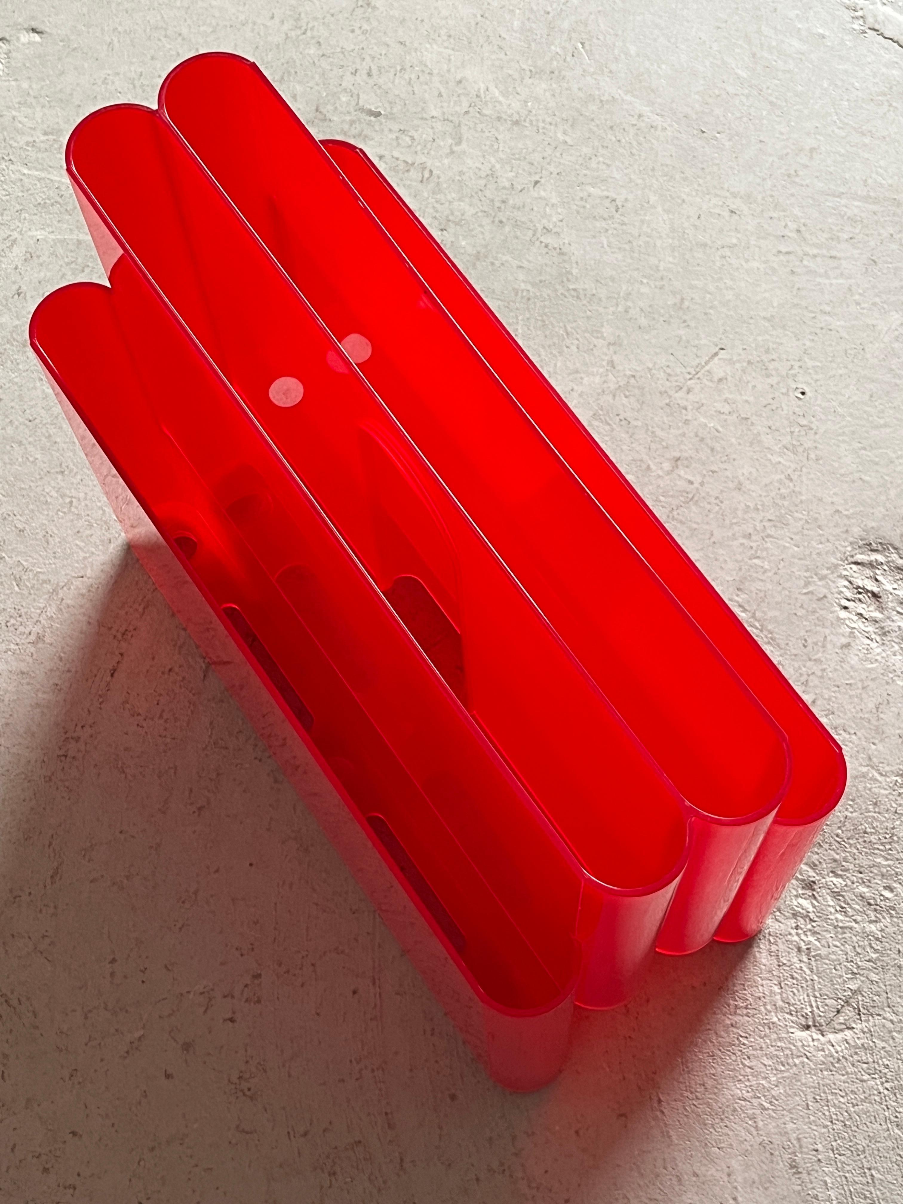 Red Kartell Mod. 4676 Vintage Space Age Magazine Rack by Giotto Stoppino, 1970s For Sale 1