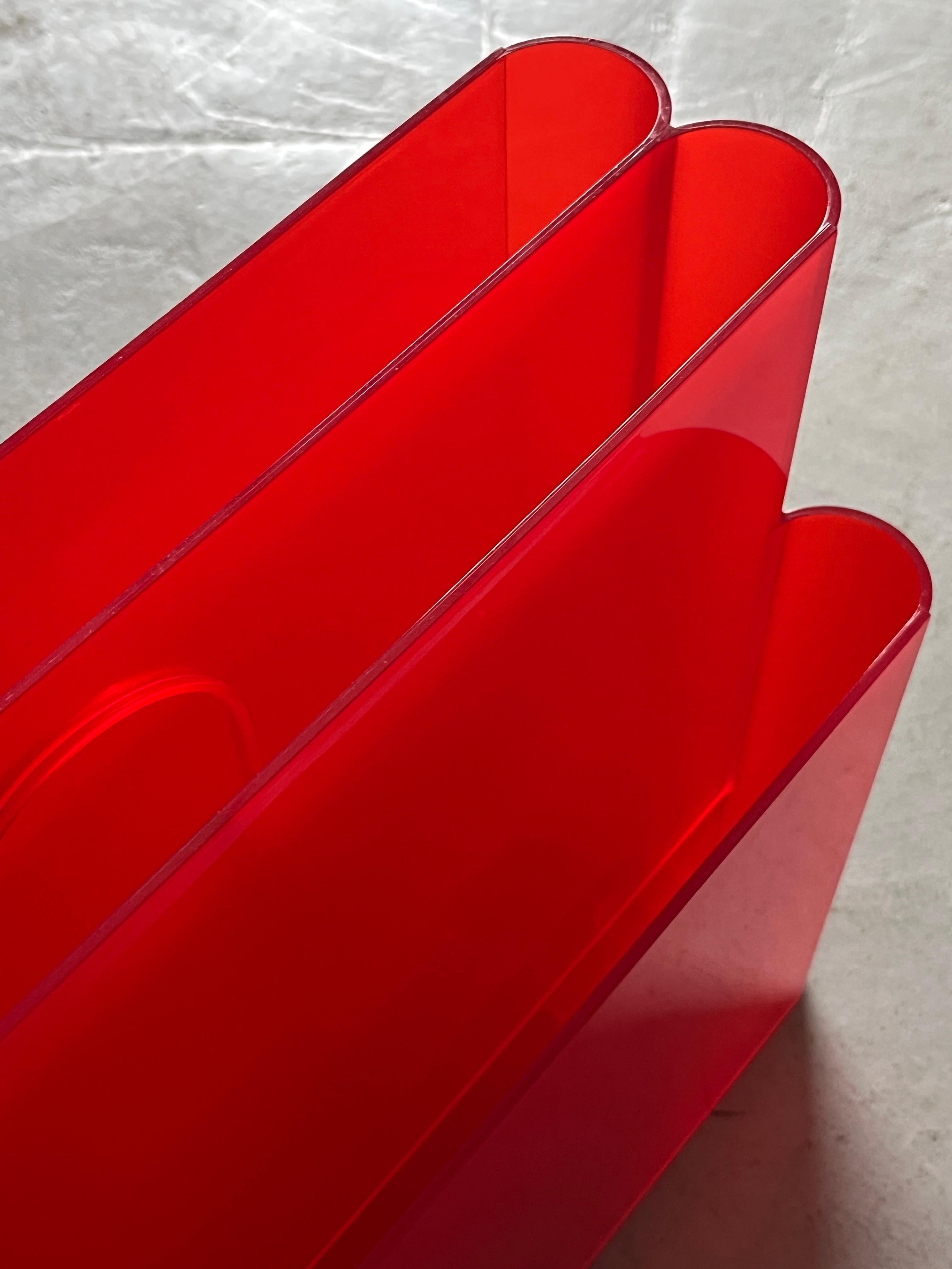 Red Kartell Mod. 4676 Vintage Space Age Magazine Rack by Giotto Stoppino, 1970s For Sale 2