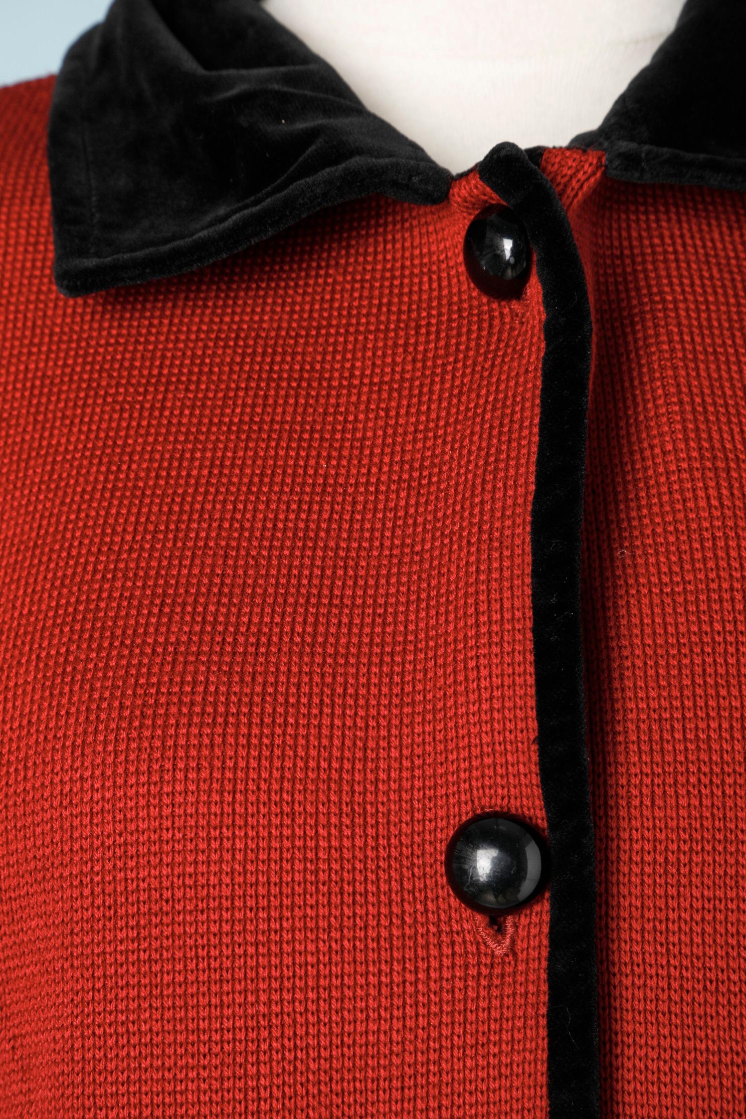 Cardigan long en tricot rouge avec détails en velours noir. Epaulettes. 
TAILLE 42 (Fr) L 