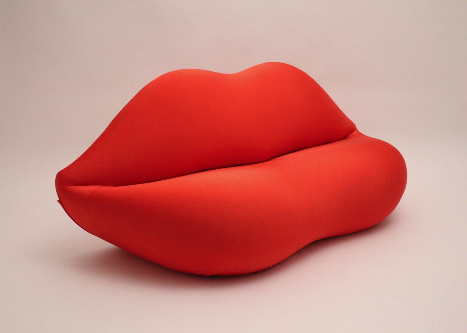 Canapé rouge la Bocca, un magnifique et fantastique canapé Pop Art à lèvres attribué au Studio 65 pour Gufram Italie années 1970, qui a été réalisé avec un cadre original en plastique dur et une mousse de polyuréthane originale. Il est nouvellement