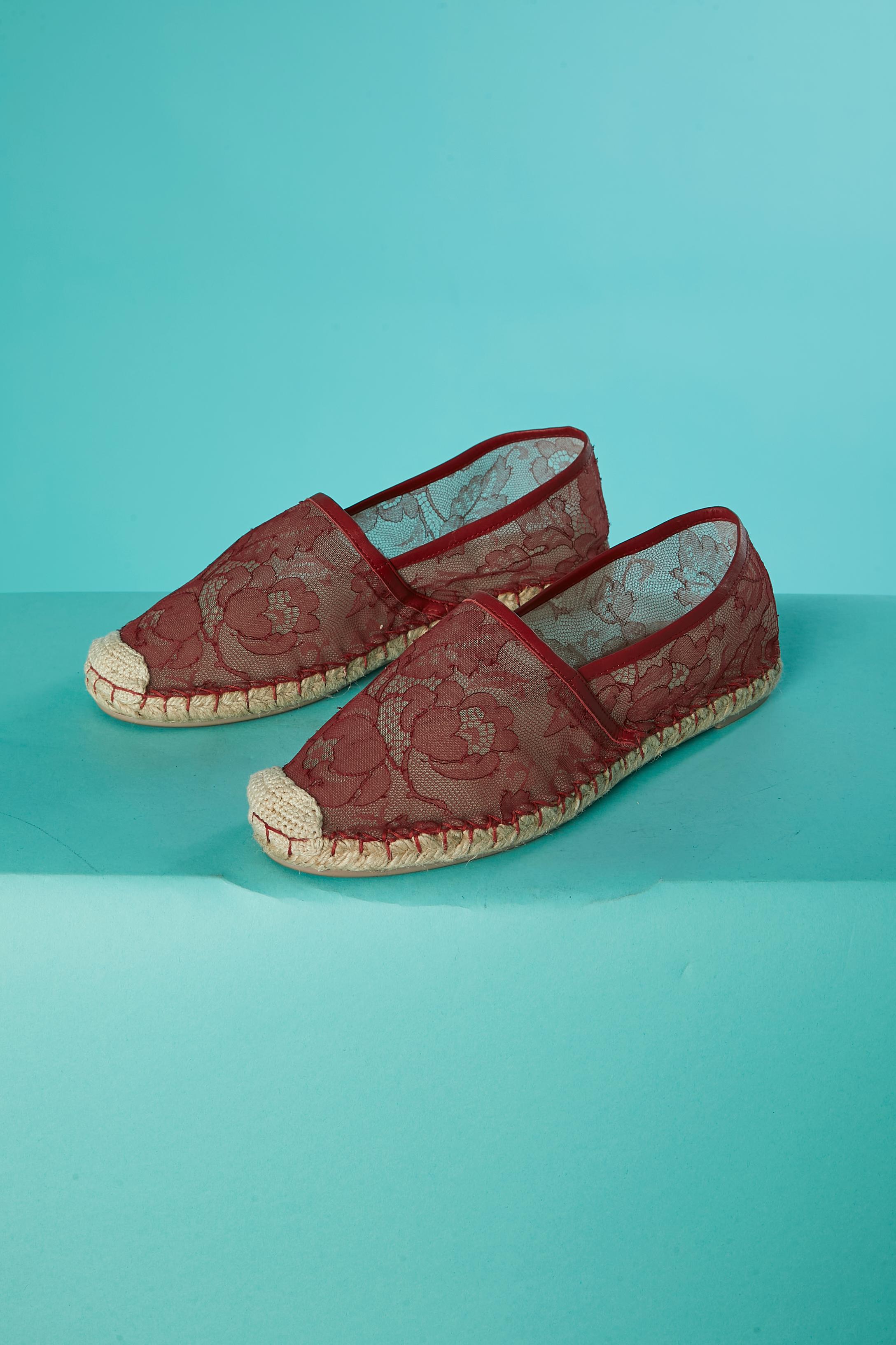 Rote Spitzen-Espadrilles mit Kordelsohle.
SCHUHGRÖSSE : 37 (EU) 6 (US)