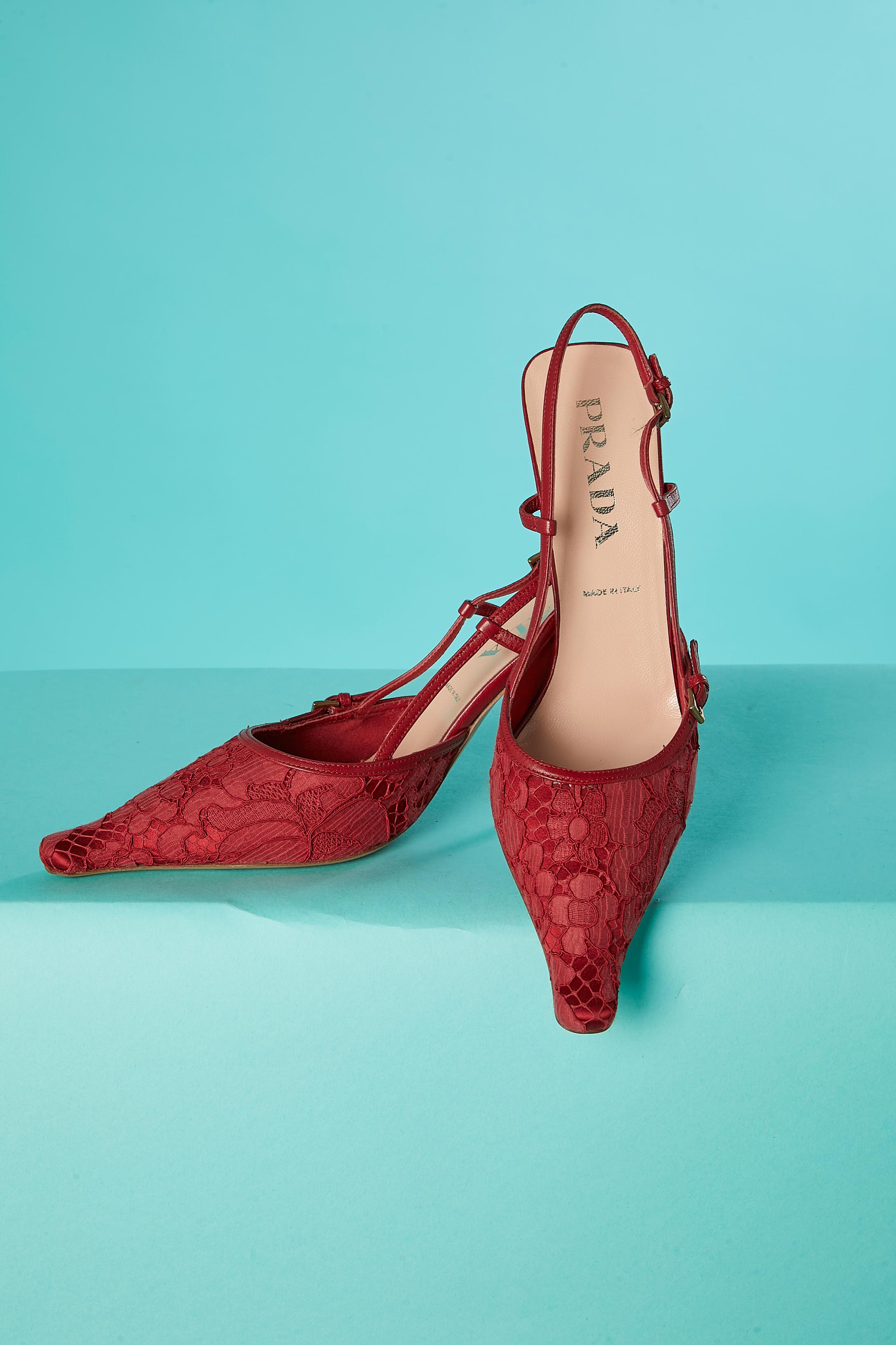 Red lace sandals with buckle closure Prada In Excellent Condition For Sale In Saint-Ouen-Sur-Seine, FR