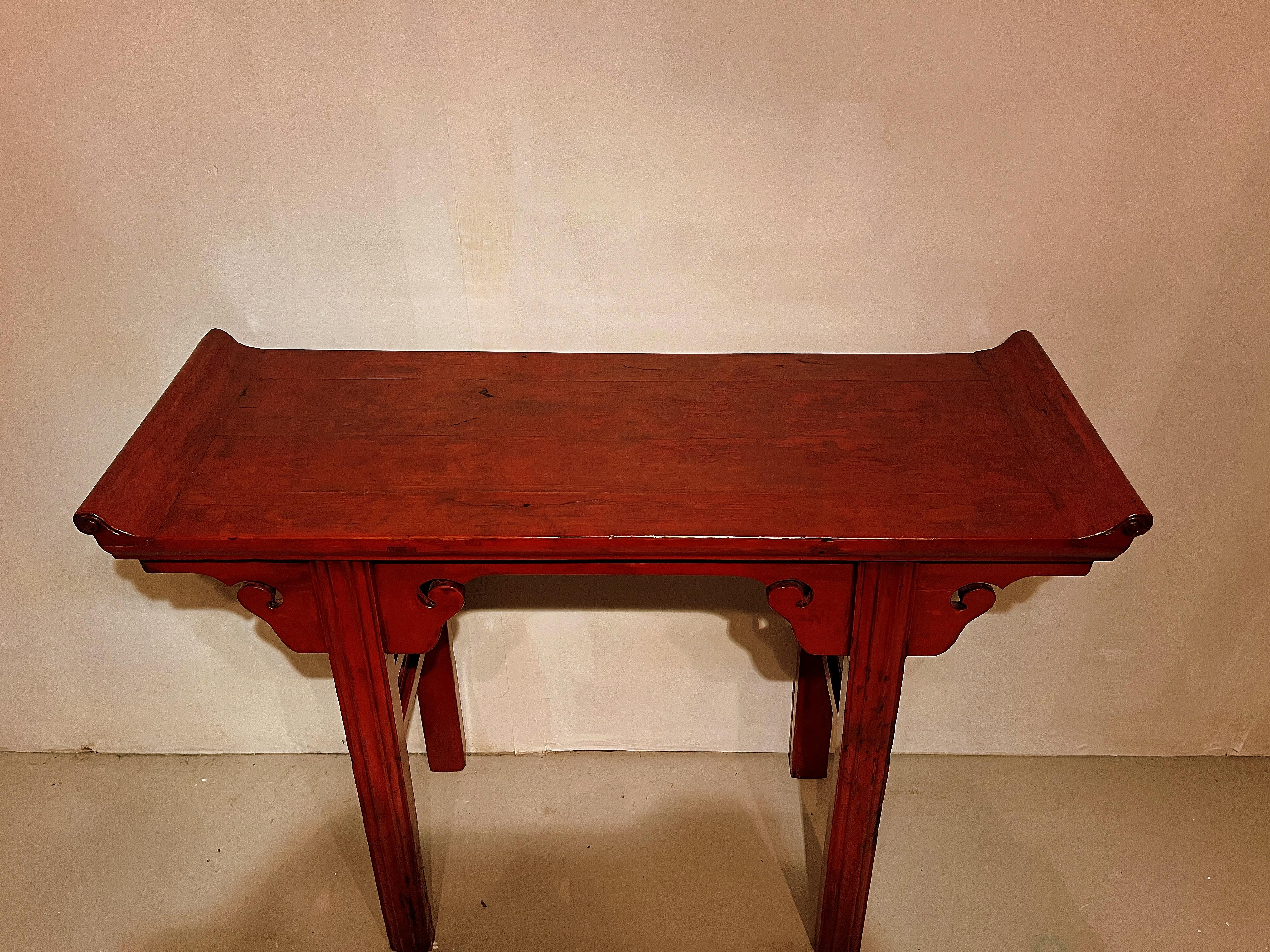 Table d'autel en laque rouge en vente 3