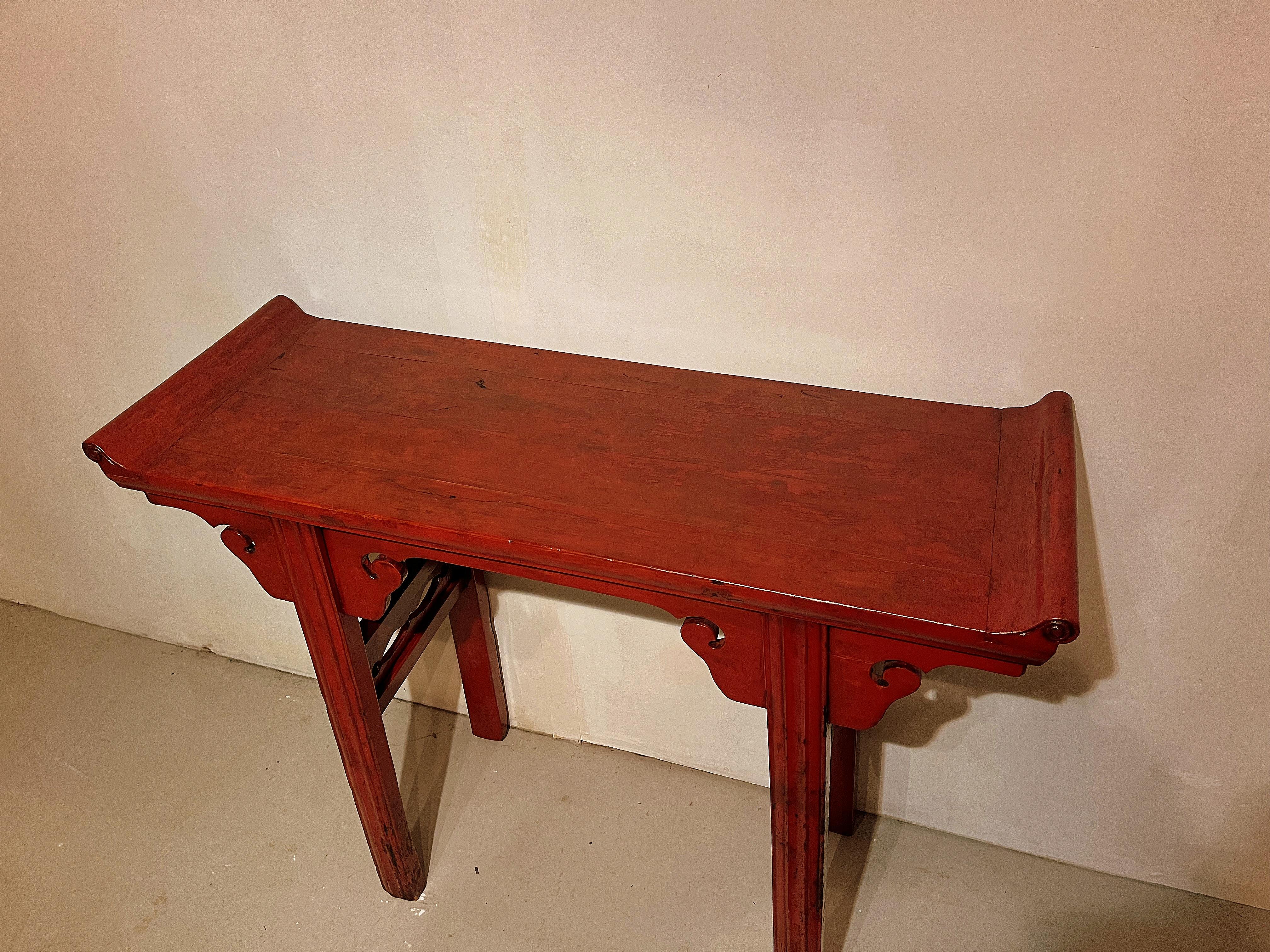 Table d'autel en laque rouge en vente 4