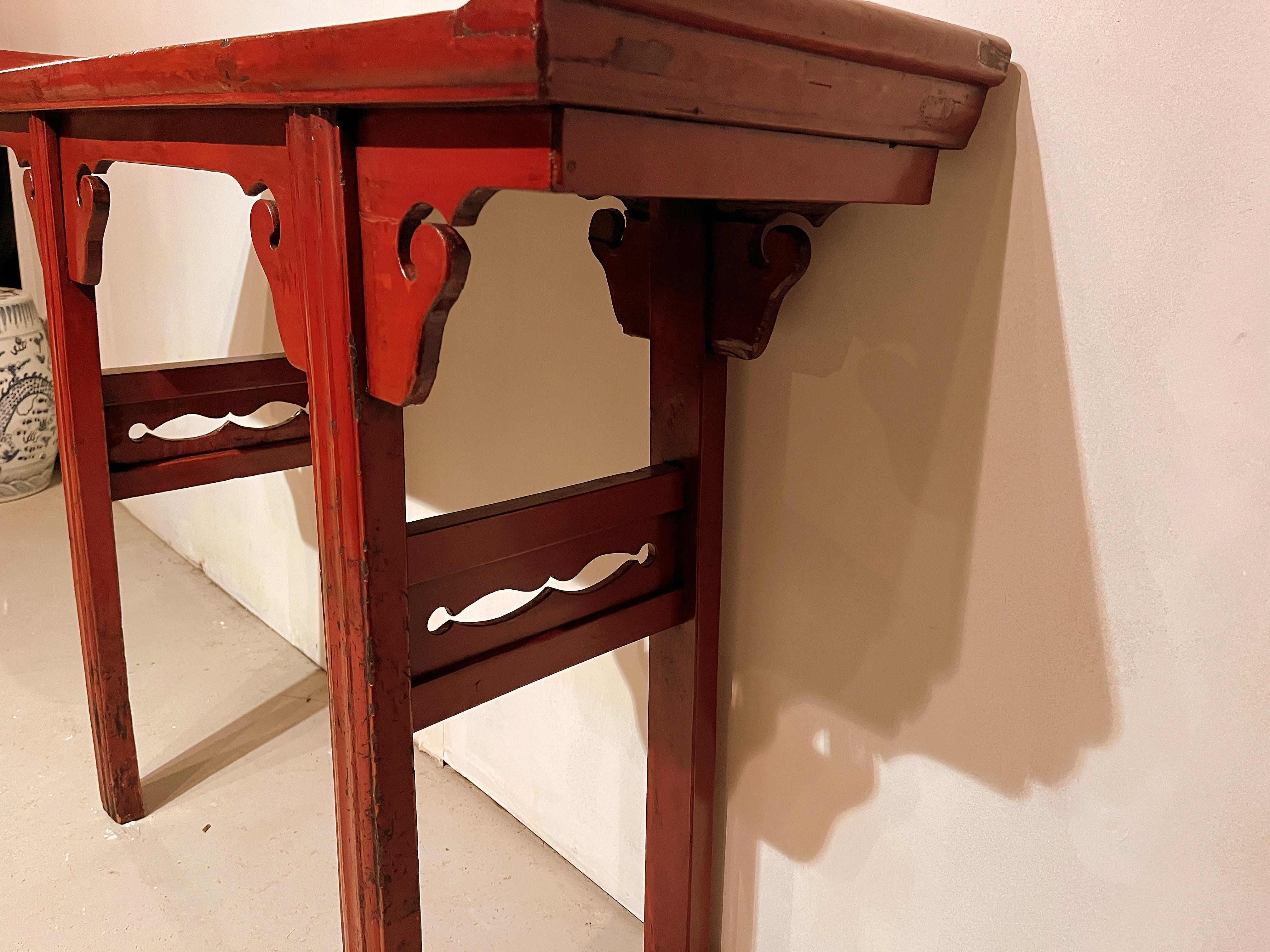 Table d'autel en laque rouge en vente 5