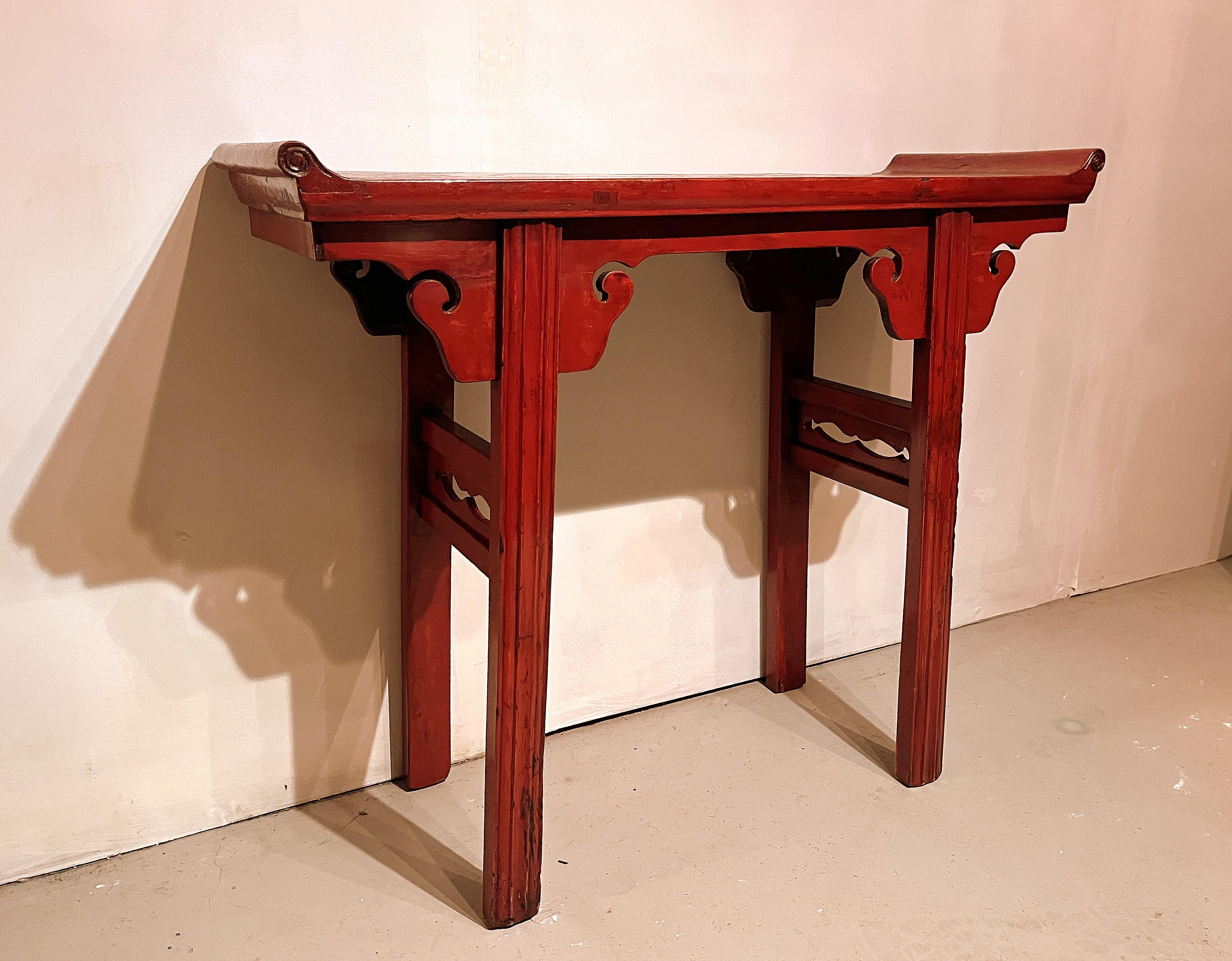 Poli Table d'autel en laque rouge en vente
