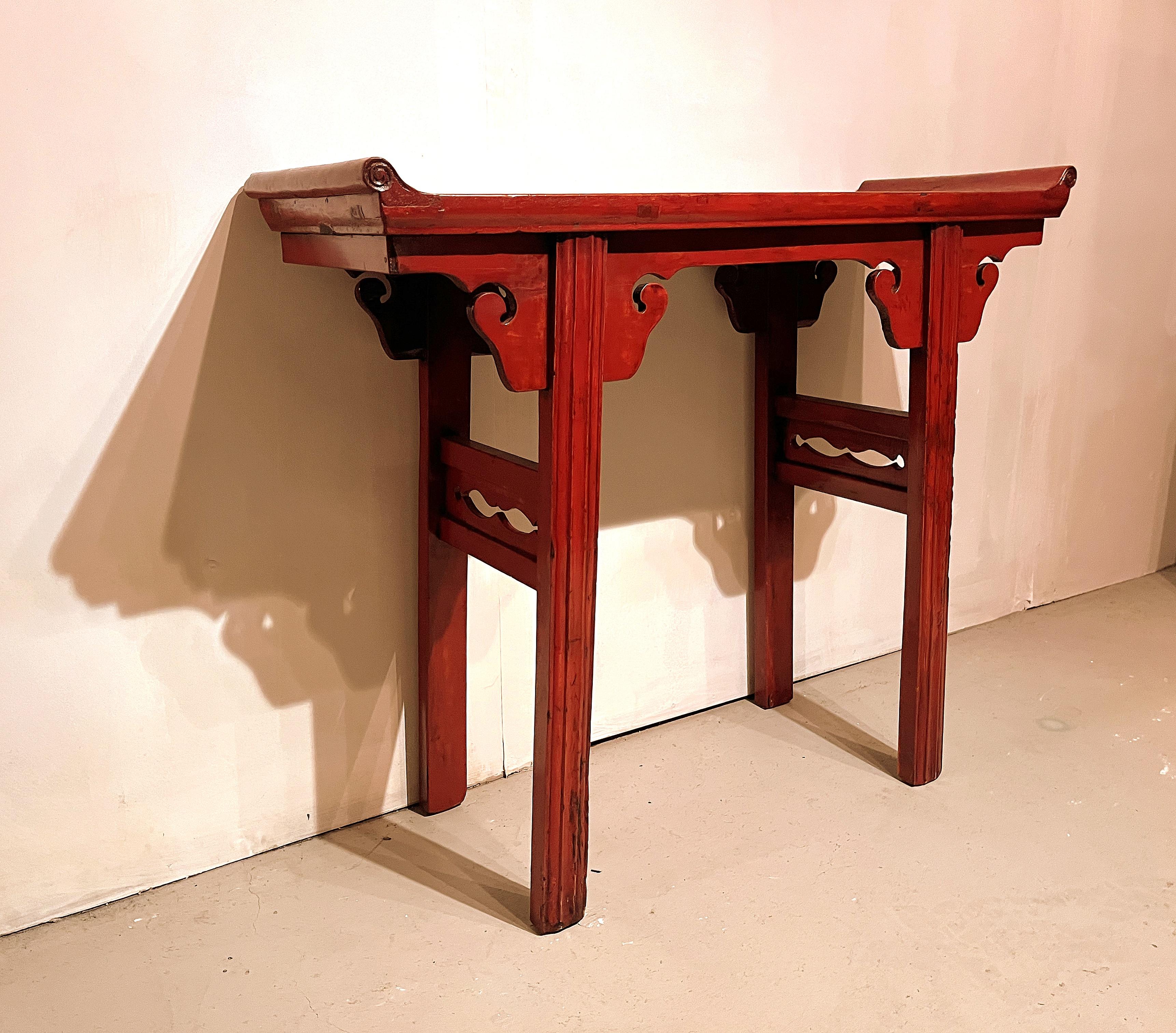 Table d'autel en laque rouge Bon état - En vente à Greenwich, CT
