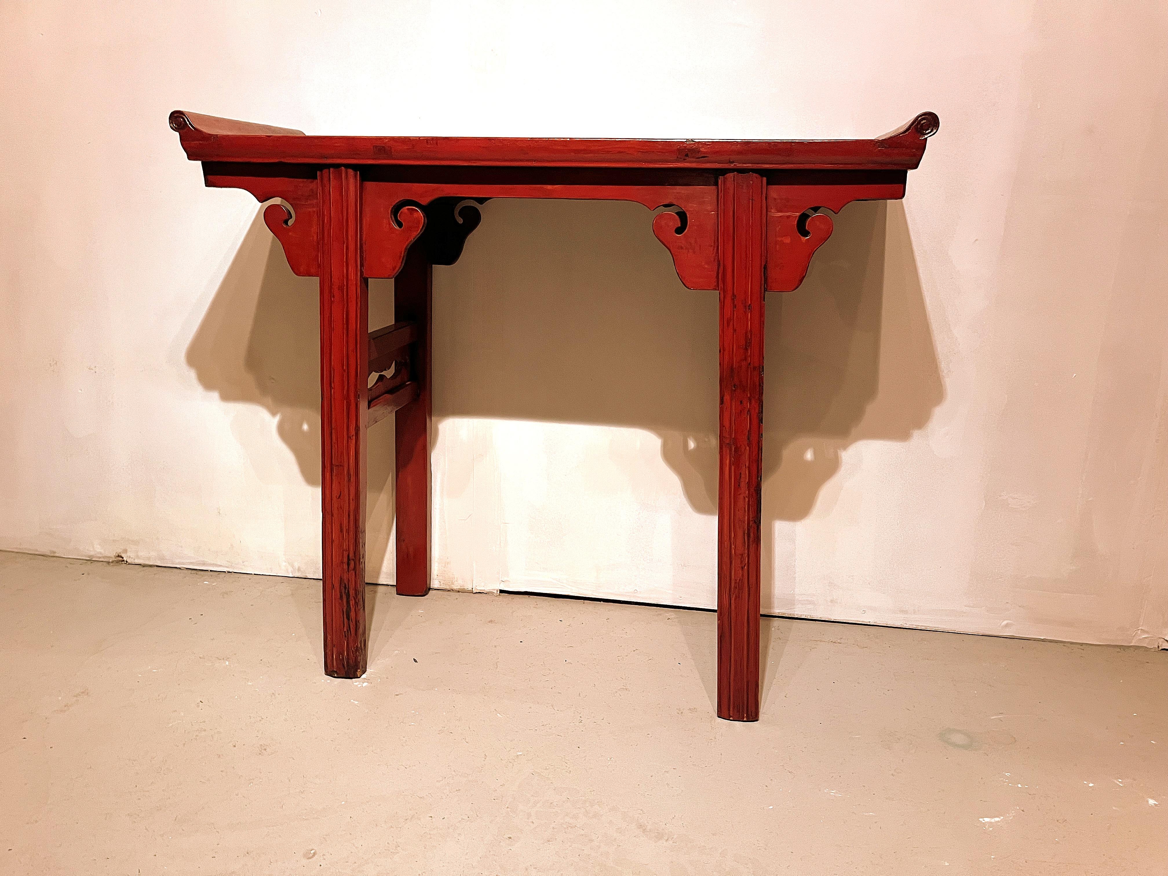 Début du 20ème siècle Table d'autel en laque rouge en vente