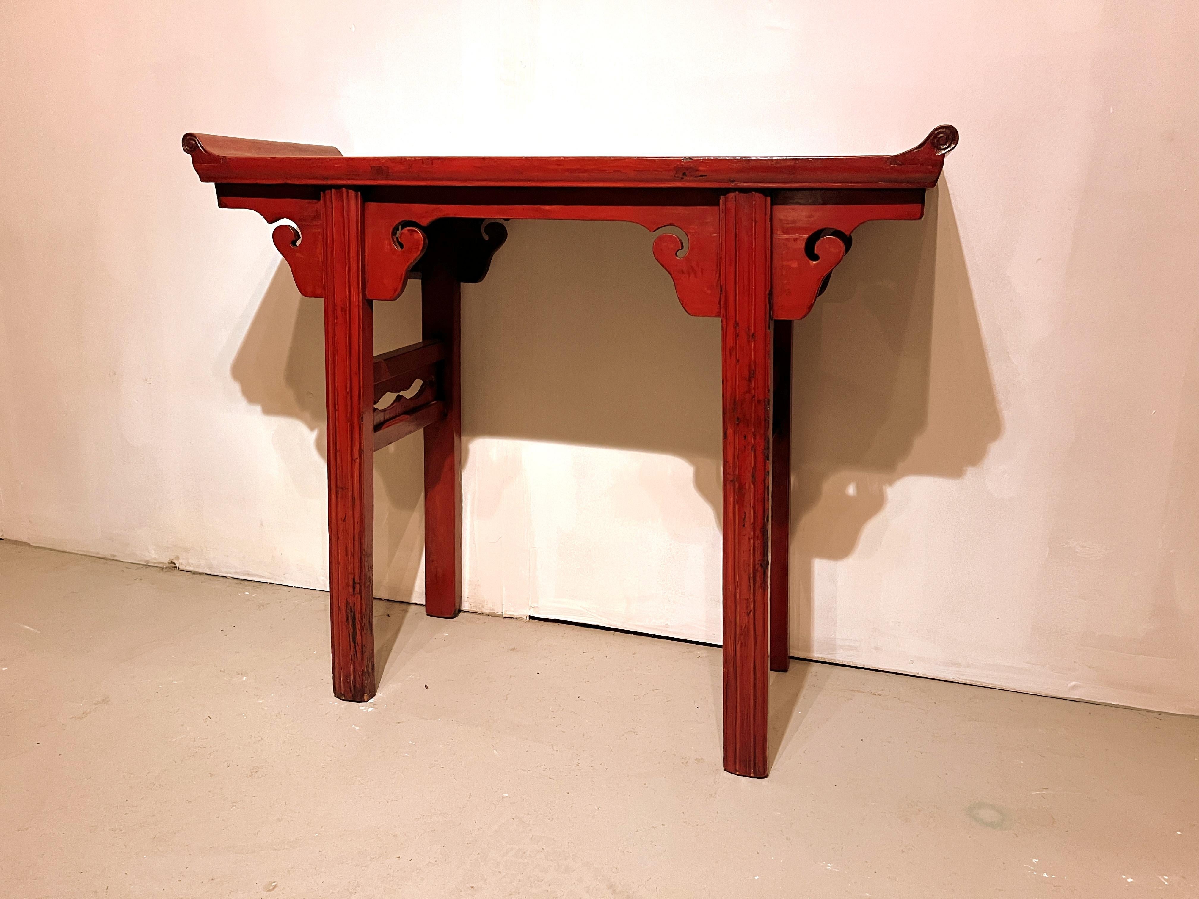 Laque Table d'autel en laque rouge en vente