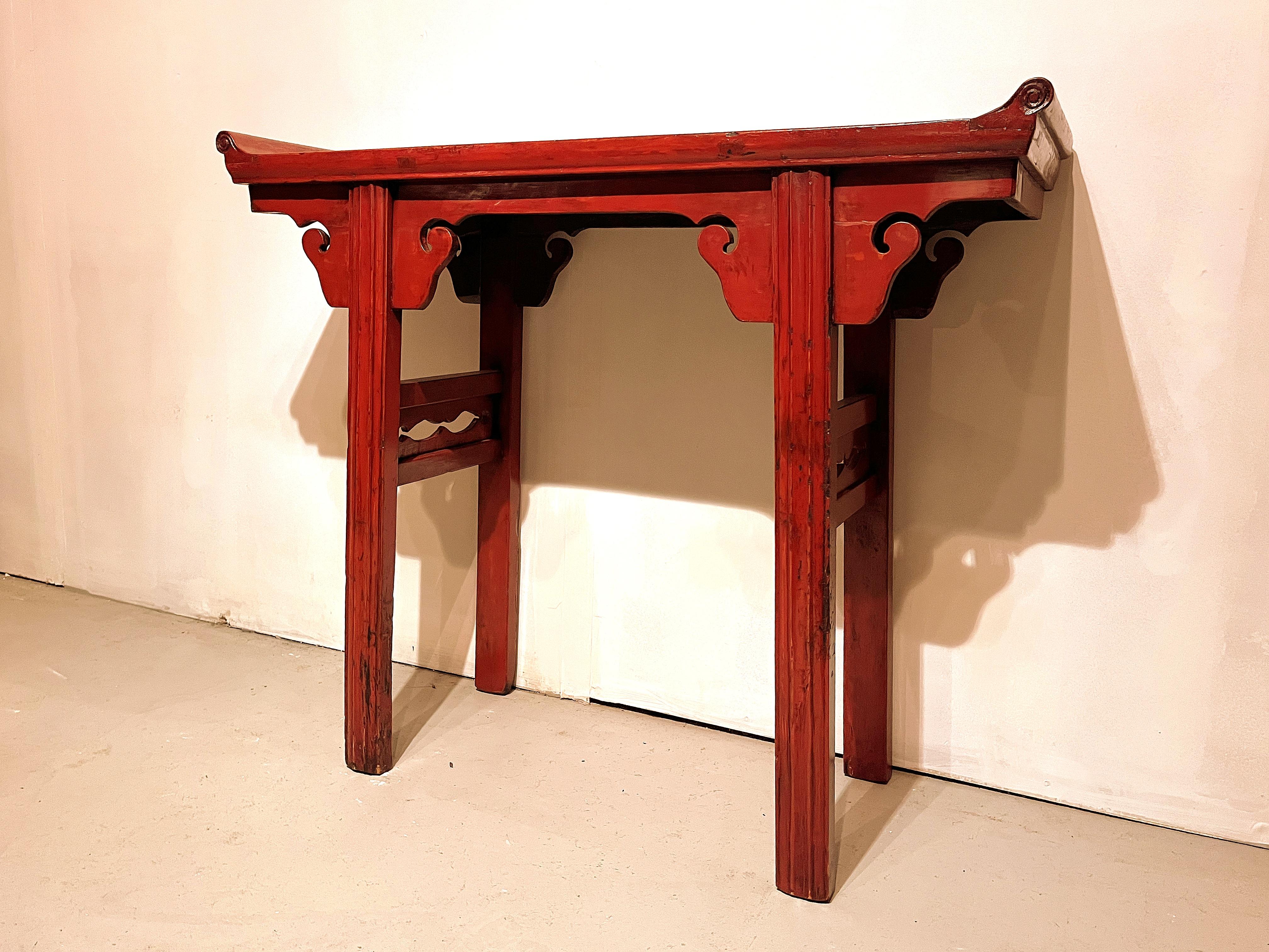 Table d'autel en laque rouge en vente 1