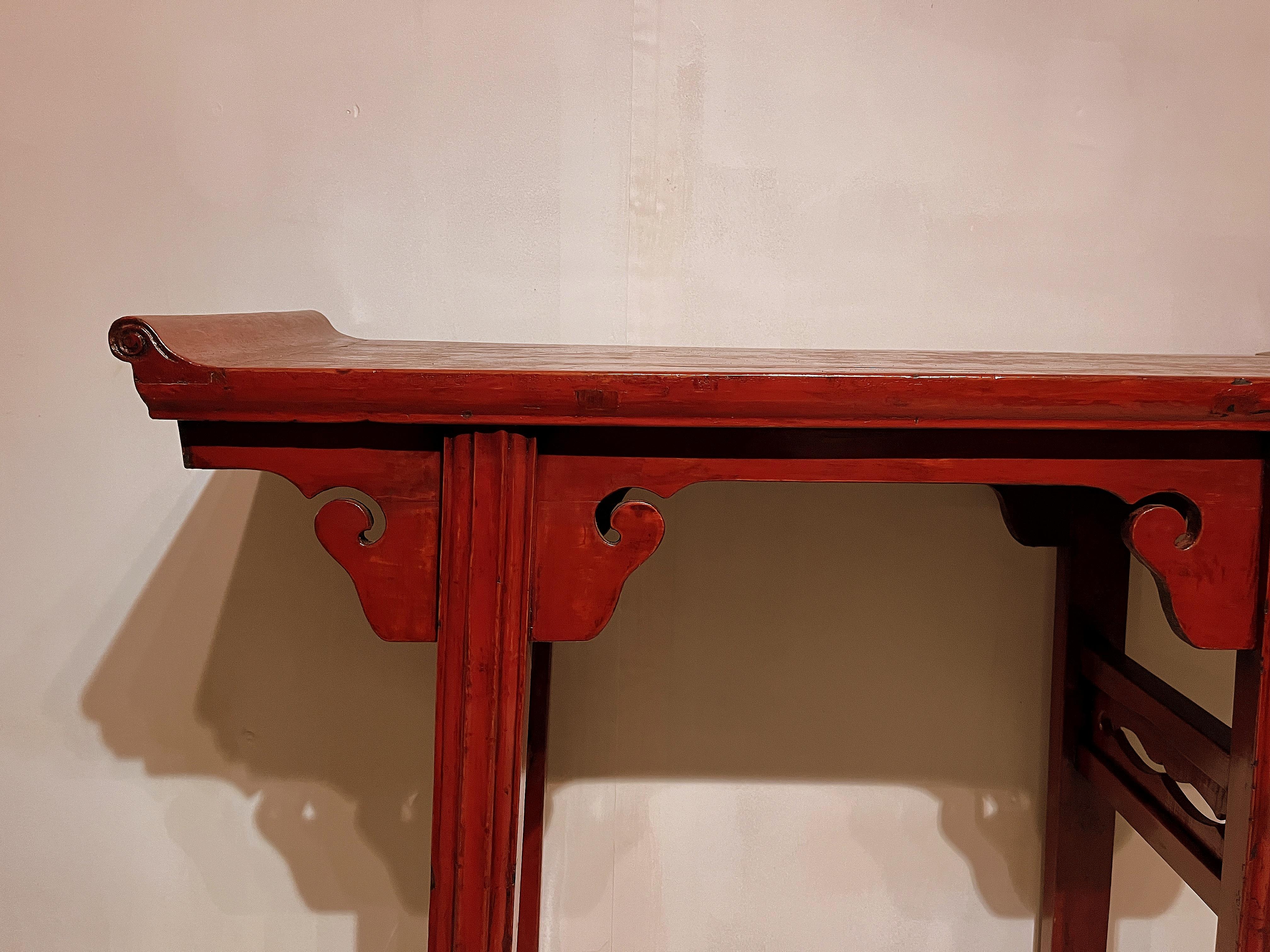 Table d'autel en laque rouge en vente 2