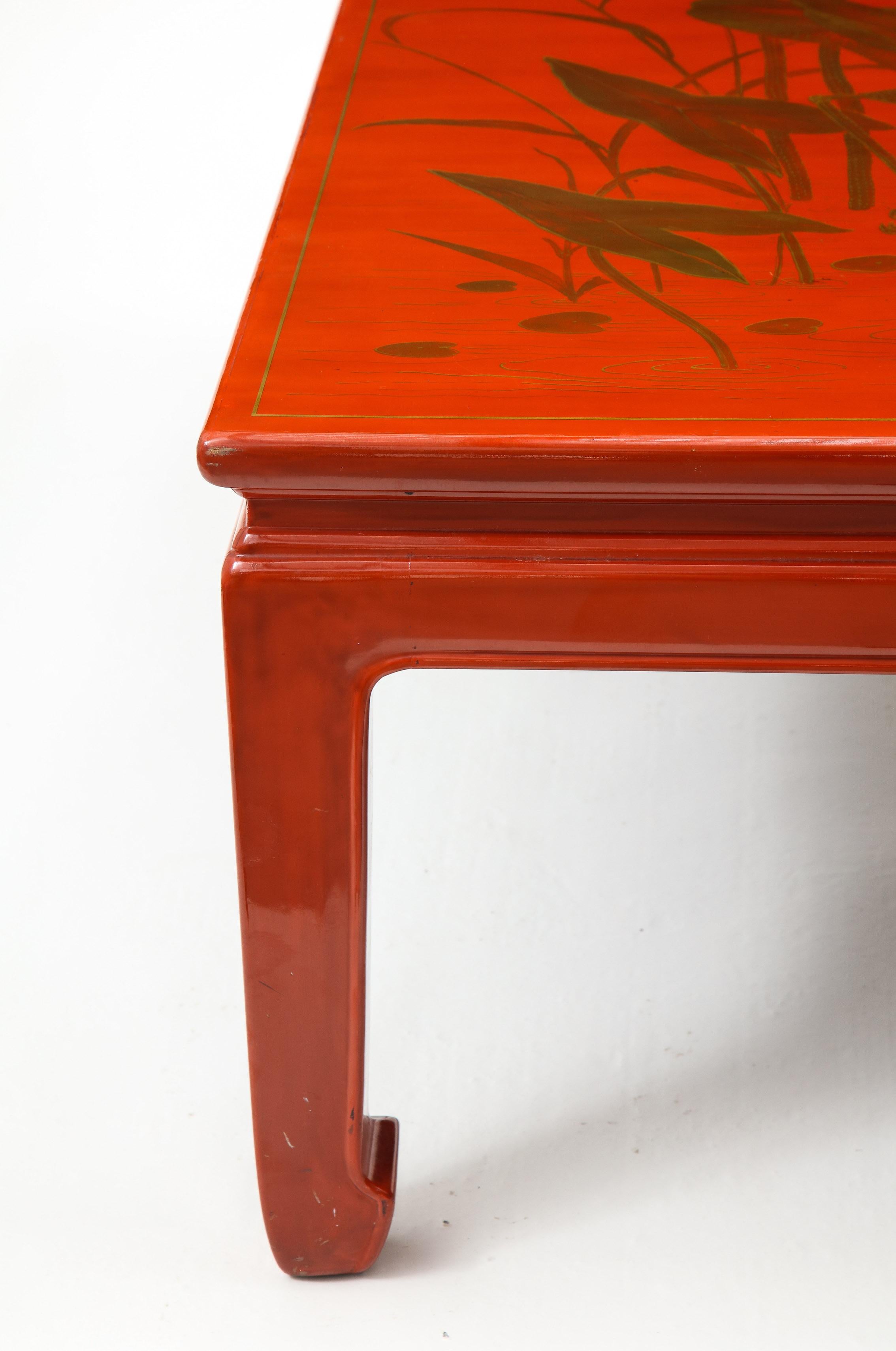 Doré Table basse carrée de style chinoiserie en laque rouge et dorure en vente
