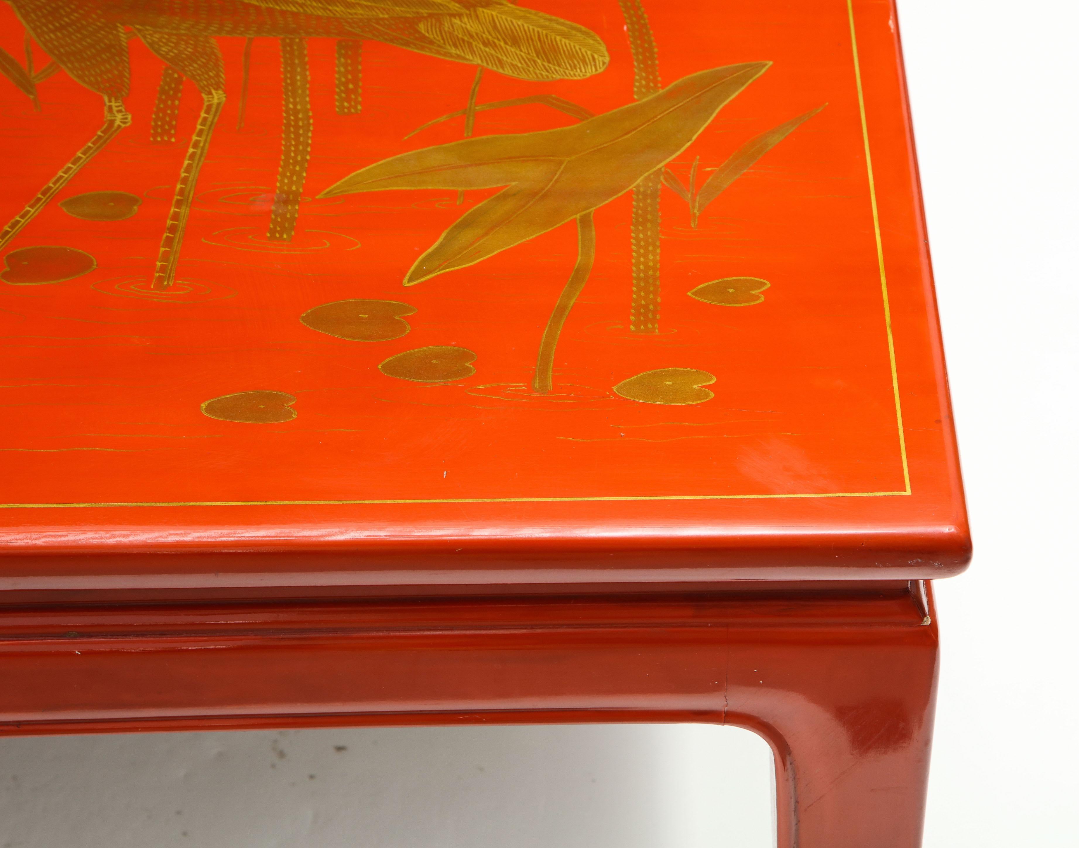 Table basse carrée de style chinoiserie en laque rouge et dorure Bon état - En vente à New York, NY