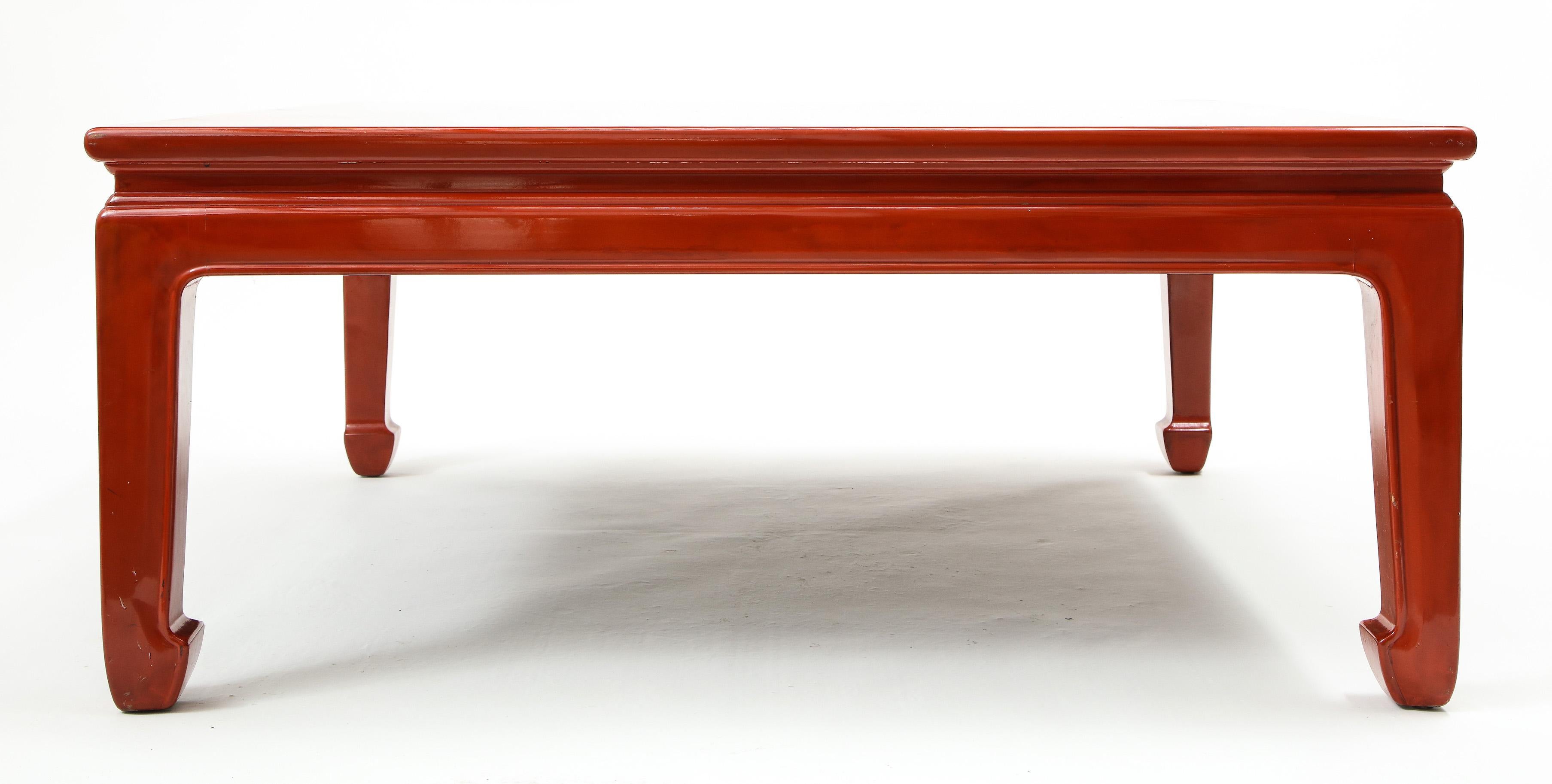 20ième siècle Table basse carrée de style chinoiserie en laque rouge et dorure en vente