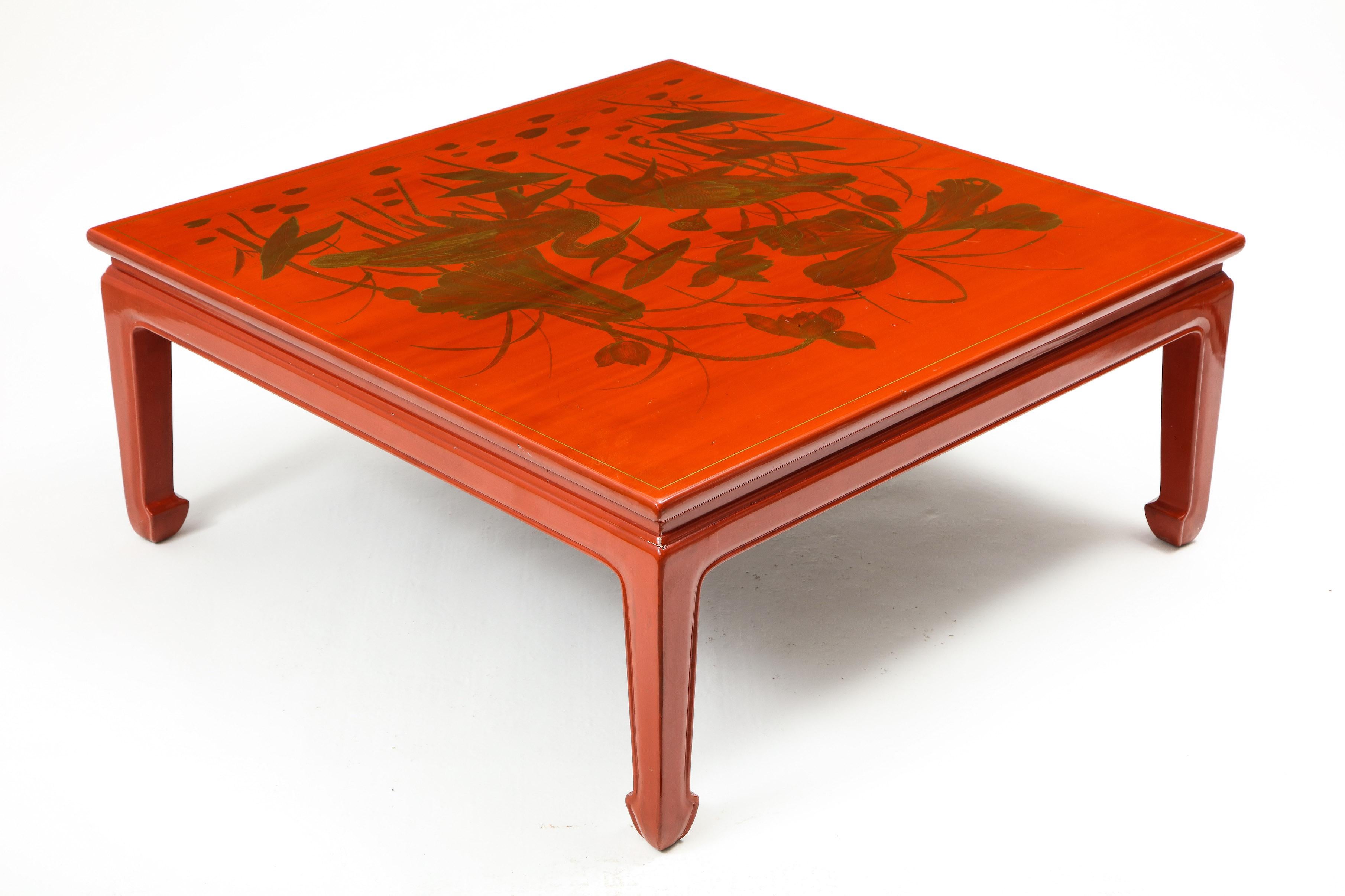 Bois Table basse carrée de style chinoiserie en laque rouge et dorure en vente
