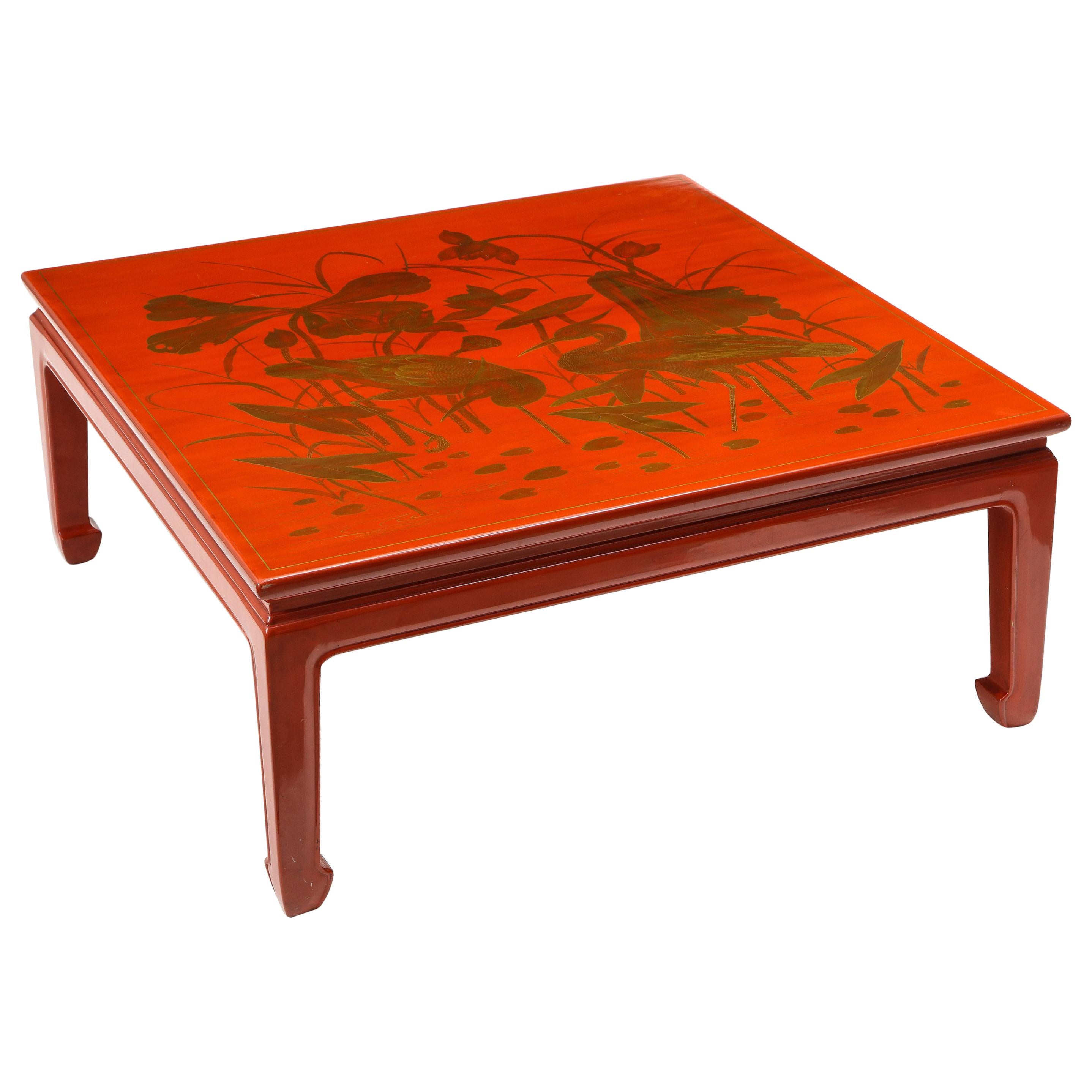 Table basse carrée de style chinoiserie en laque rouge et dorure en vente