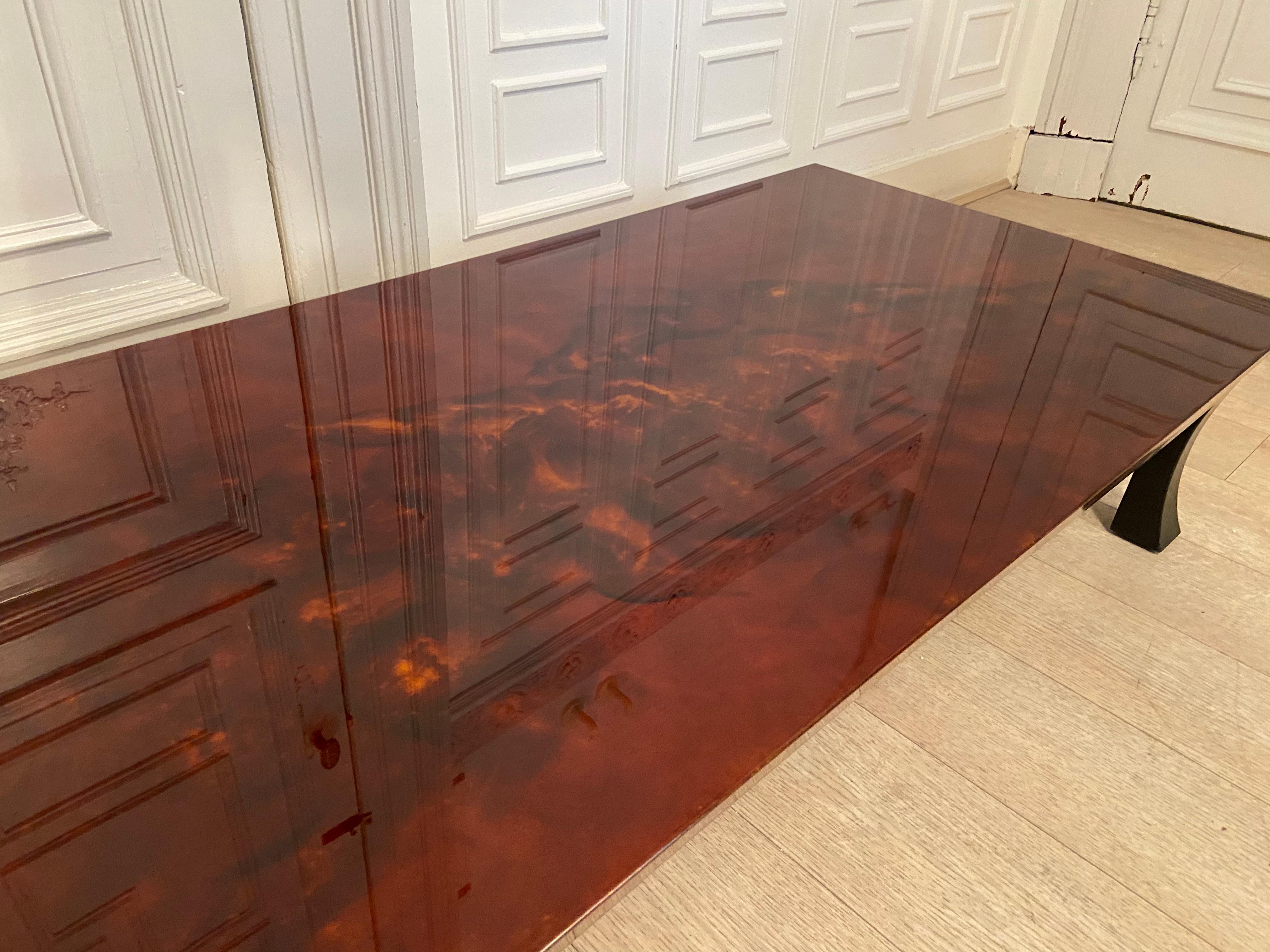 Red lacquer and gold coffee table 1970s In Good Condition For Sale In Brussels , BE