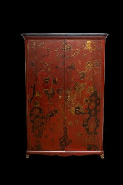 Armoire française du 19ème siècle en laque rouge avec pieds en laiton