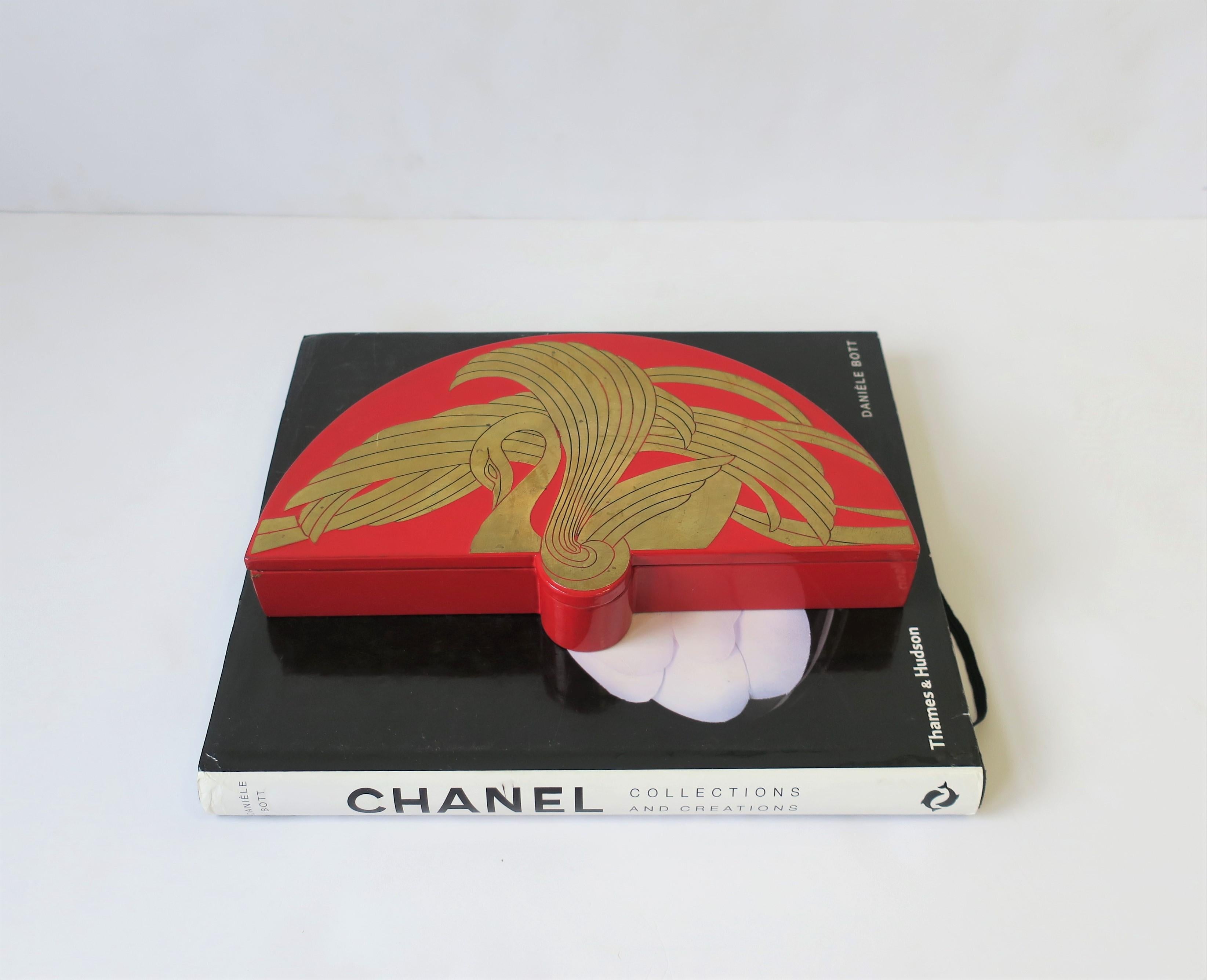 Boîte à bijoux en laque rouge avec un oiseau Swan en laiton en vente 1