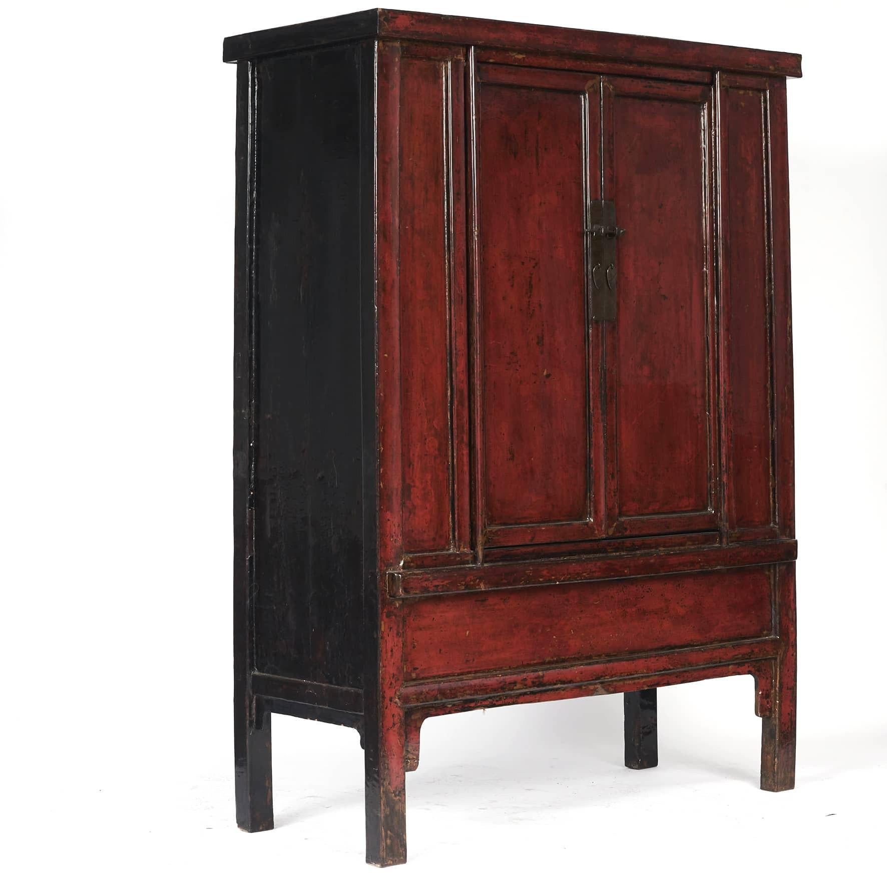 Cabinet with original thick lacquer.
Beautiful red lacquer front with remnants of decoration can be seen in the silhouette. Black lacquer on the sides.
The lacquer colors are beautiful with a good depth.
Pair of doors, behind which
