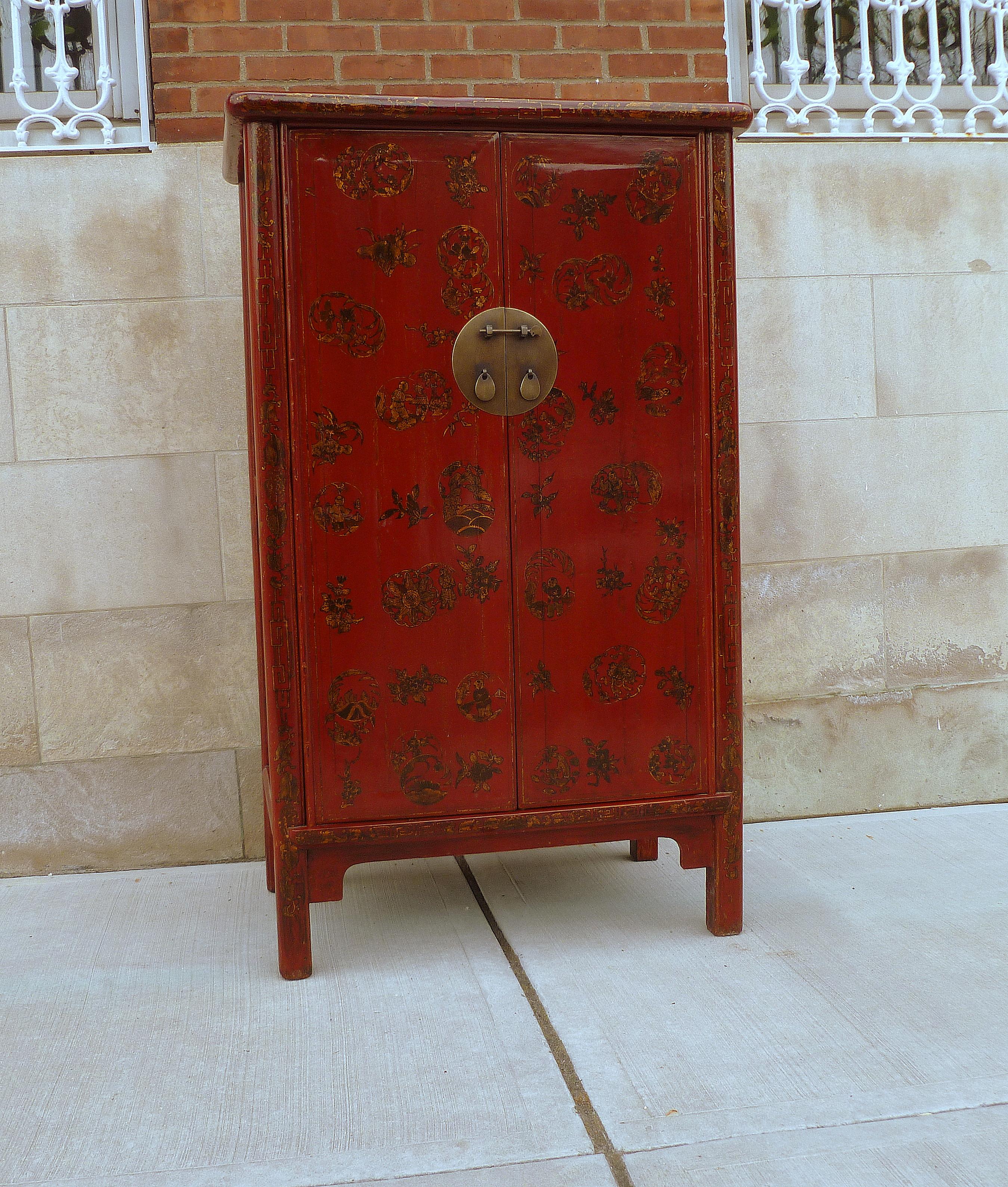 Polished Red Lacquer Cabinet with Gilt Motif For Sale