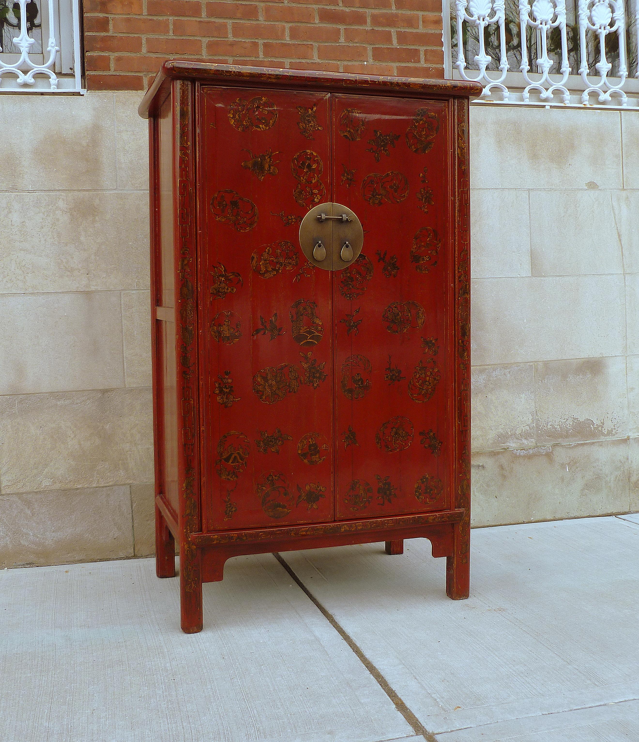 Cabinet en laque rouge avec motif doré Bon état - En vente à Greenwich, CT