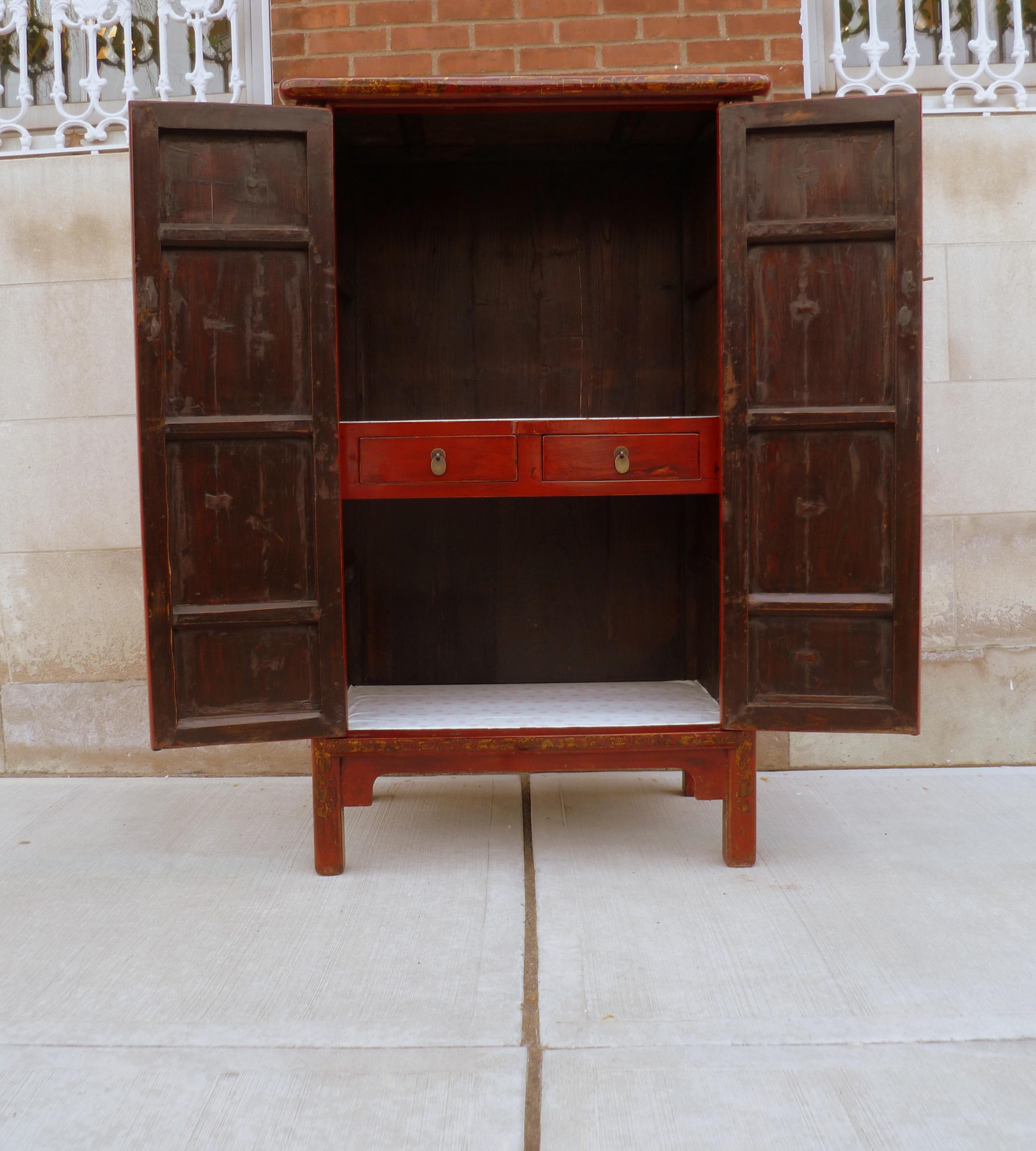 Red Lacquer Cabinet with Gilt Motif For Sale 1