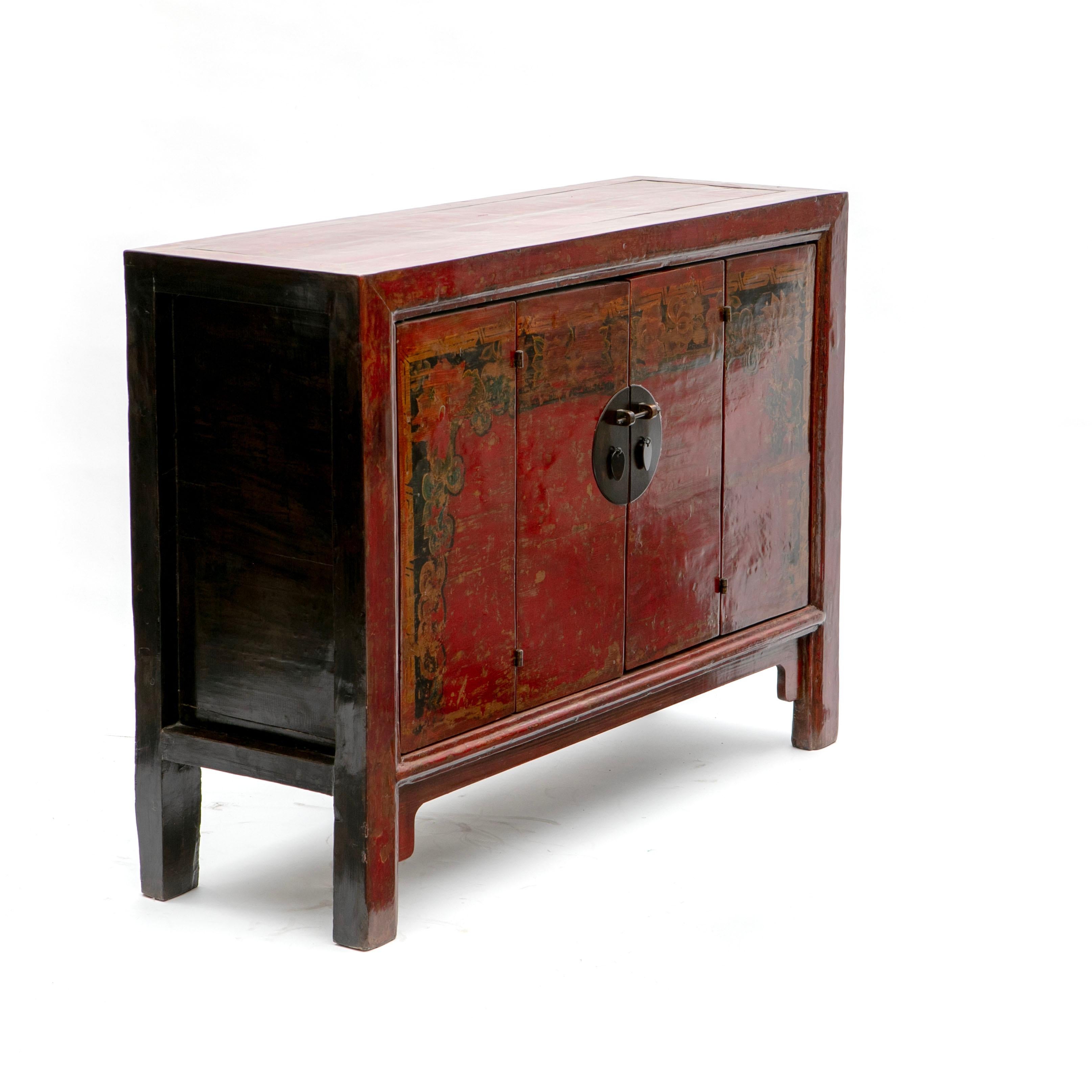 Un armario de la provincia de Gansu, fabricado en madera de olmo y conservado con sus superficies lacadas originales.
La parte frontal presenta un lacado rojo intenso, enmarcado por decoraciones pintadas a mano de flores, follaje, etc.
La parte