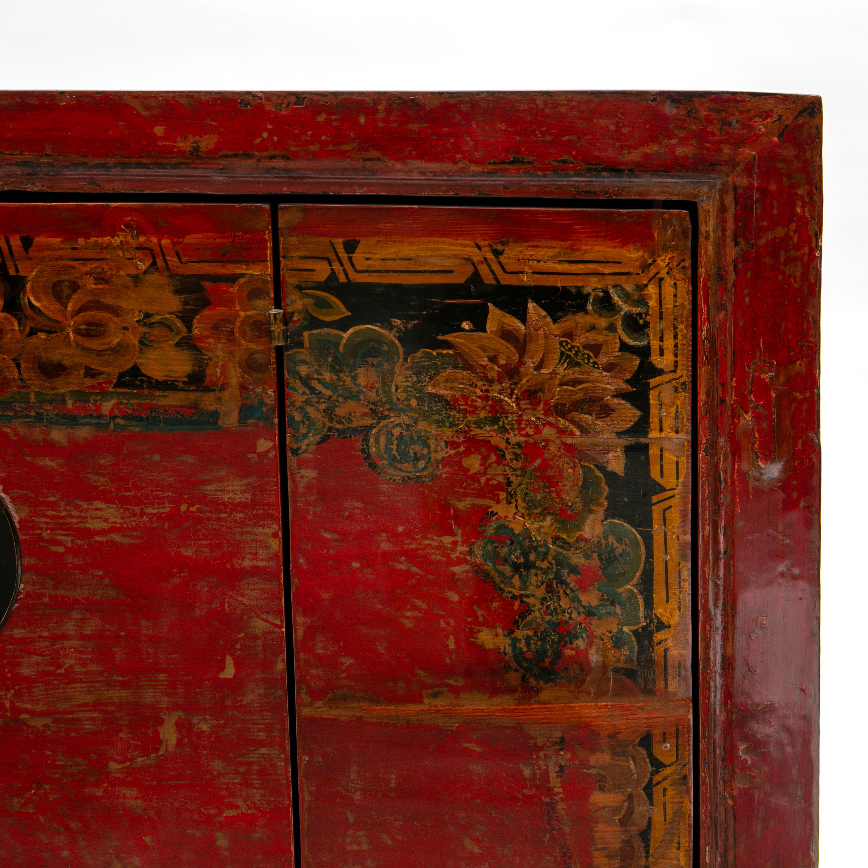 Armario de laca roja con decoraciones originales pintadas a mano, provincia de Gansu en venta 1