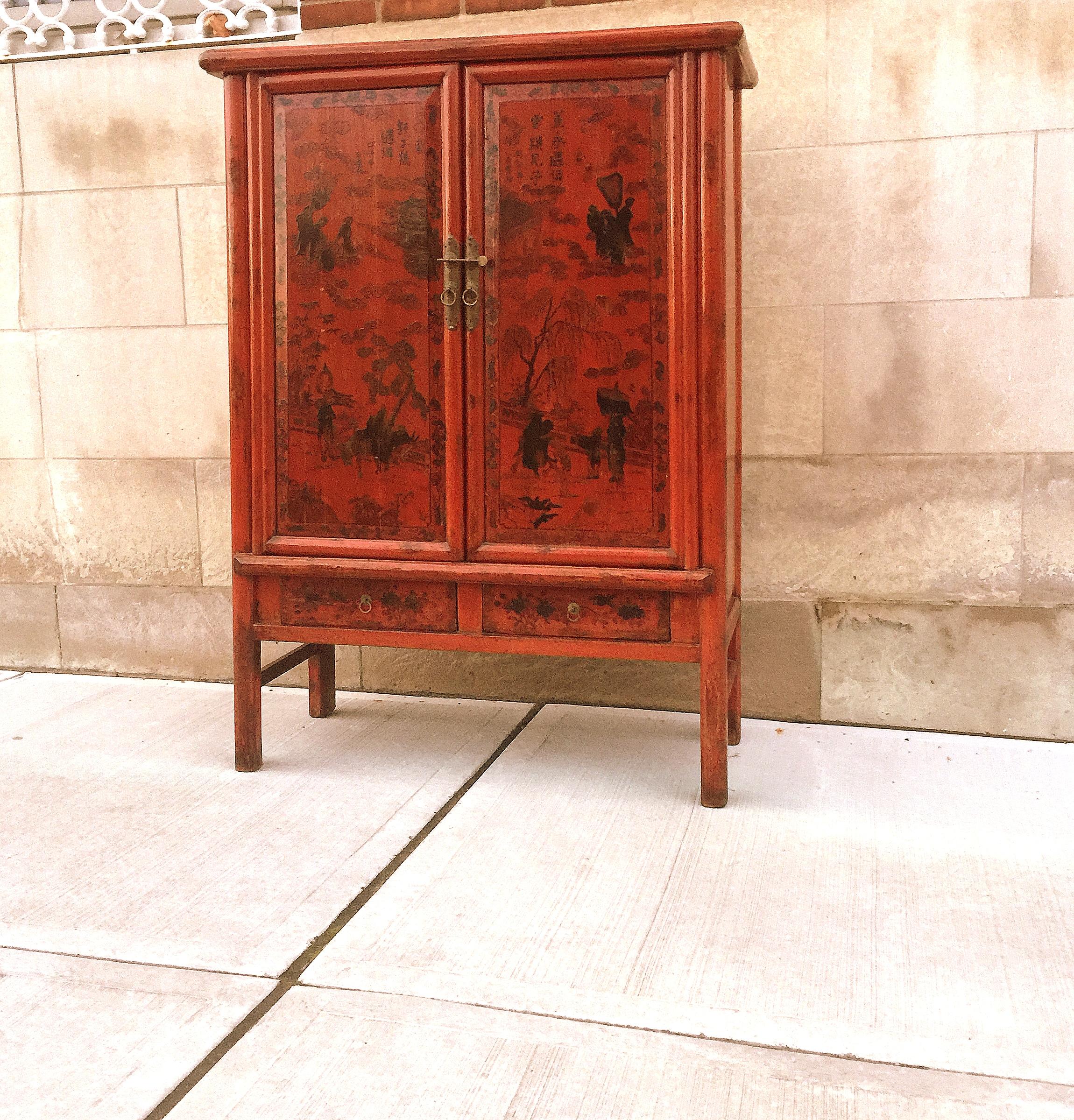 Rot lackierter Schrank mit lackiertem Motiv (Qing-Dynastie) im Angebot