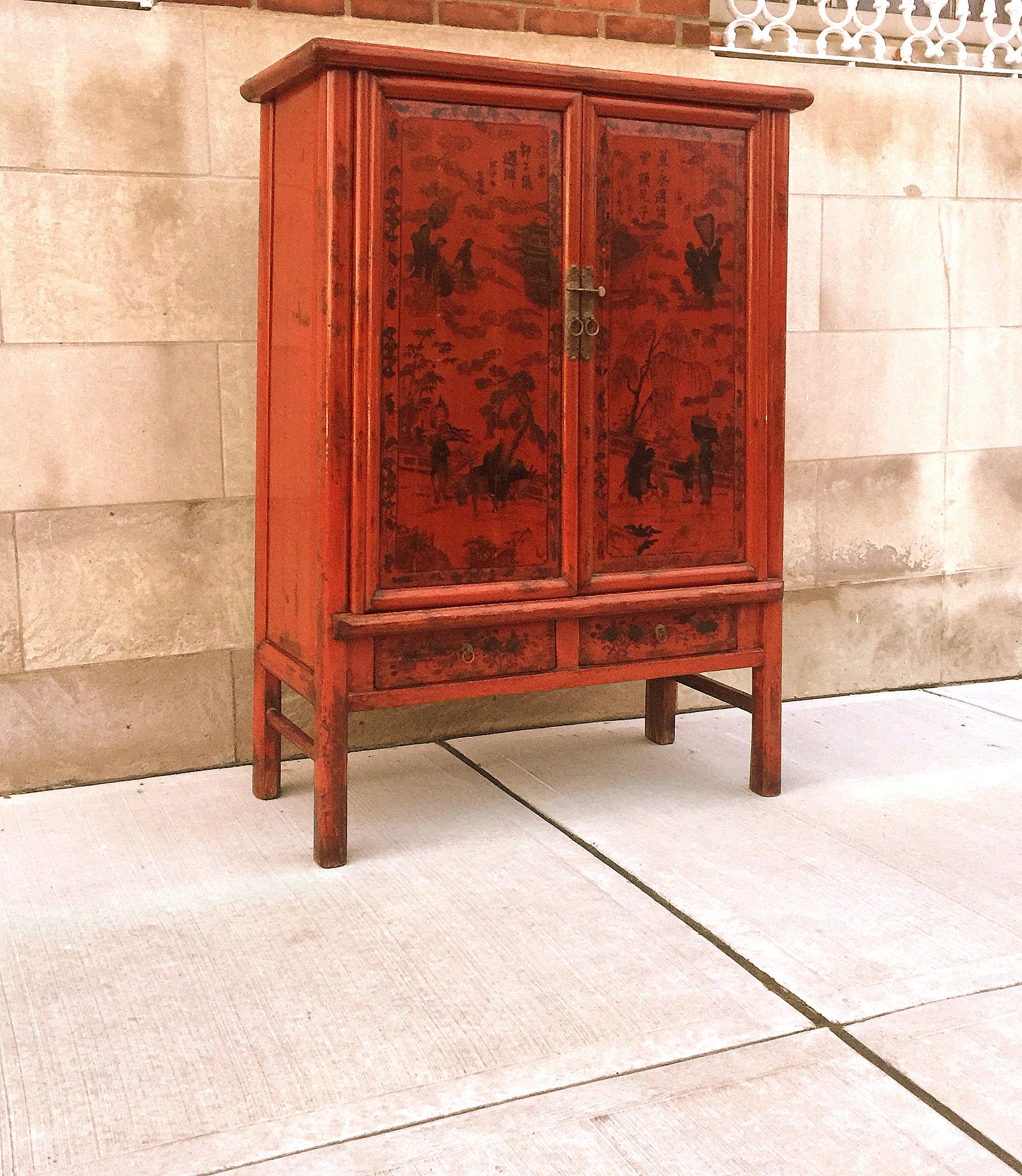 Rot lackierter Schrank mit lackiertem Motiv (Spätes 19. Jahrhundert) im Angebot