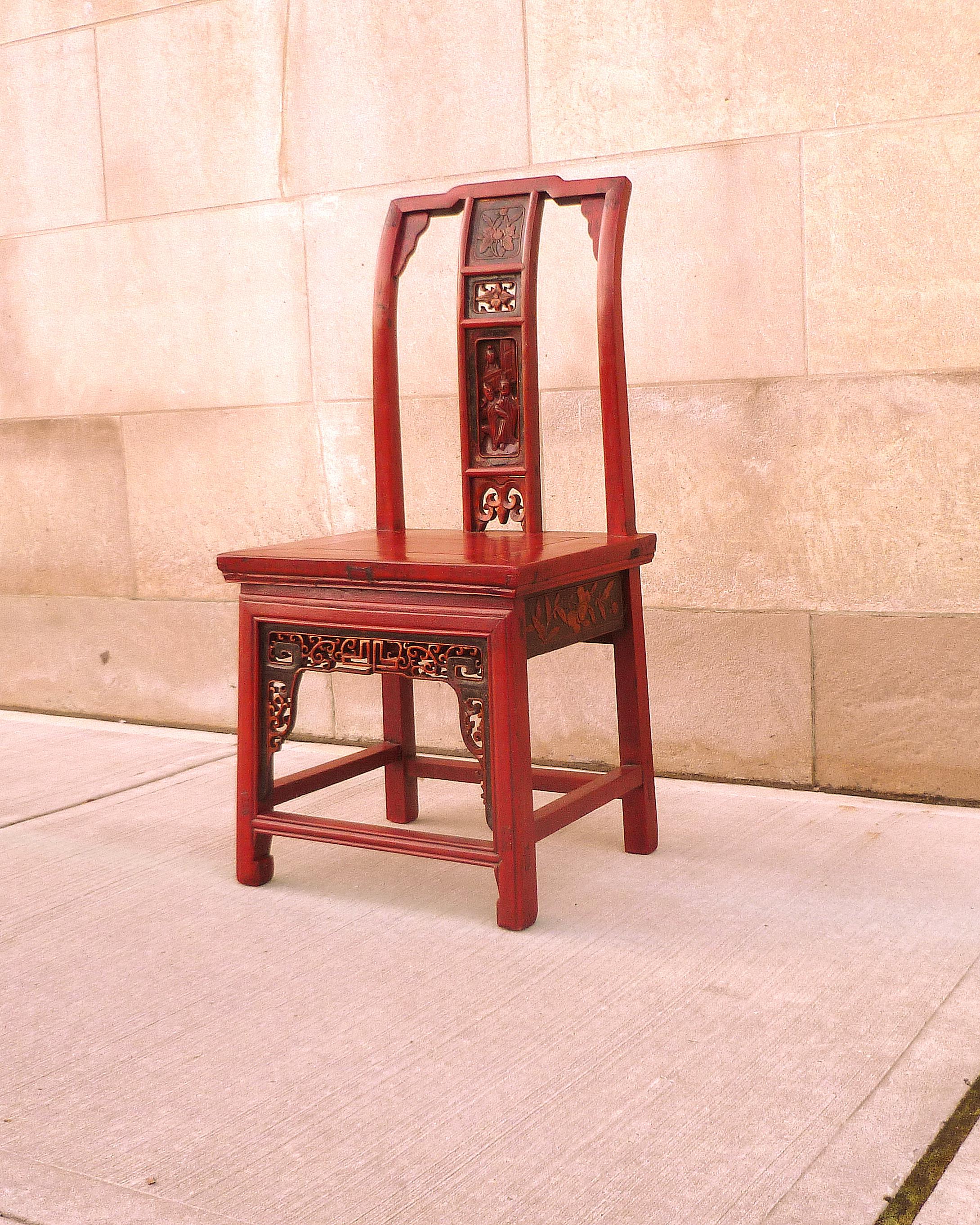 Sculpté à la main Chaise d'enfant laquée rouge en vente