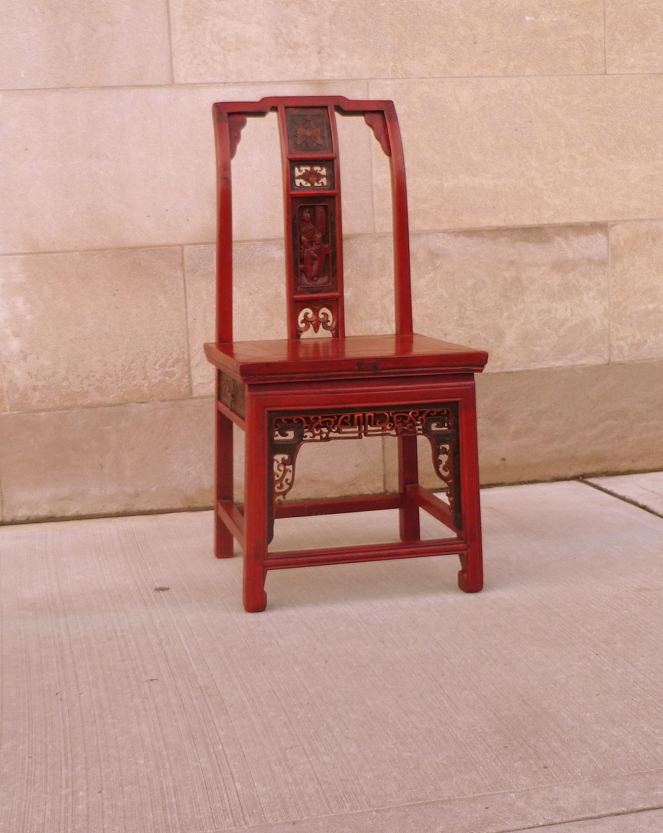 Laque Chaise d'enfant laquée rouge en vente